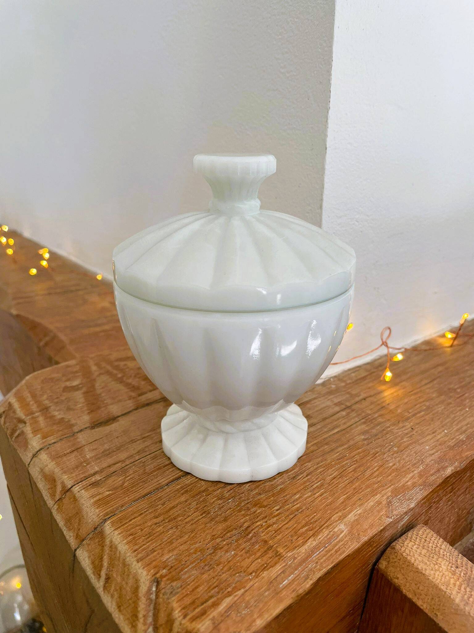 White opaline bonbonnière