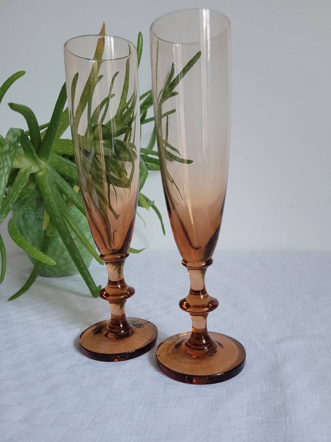 Set of 2 pink glass champagne flutes