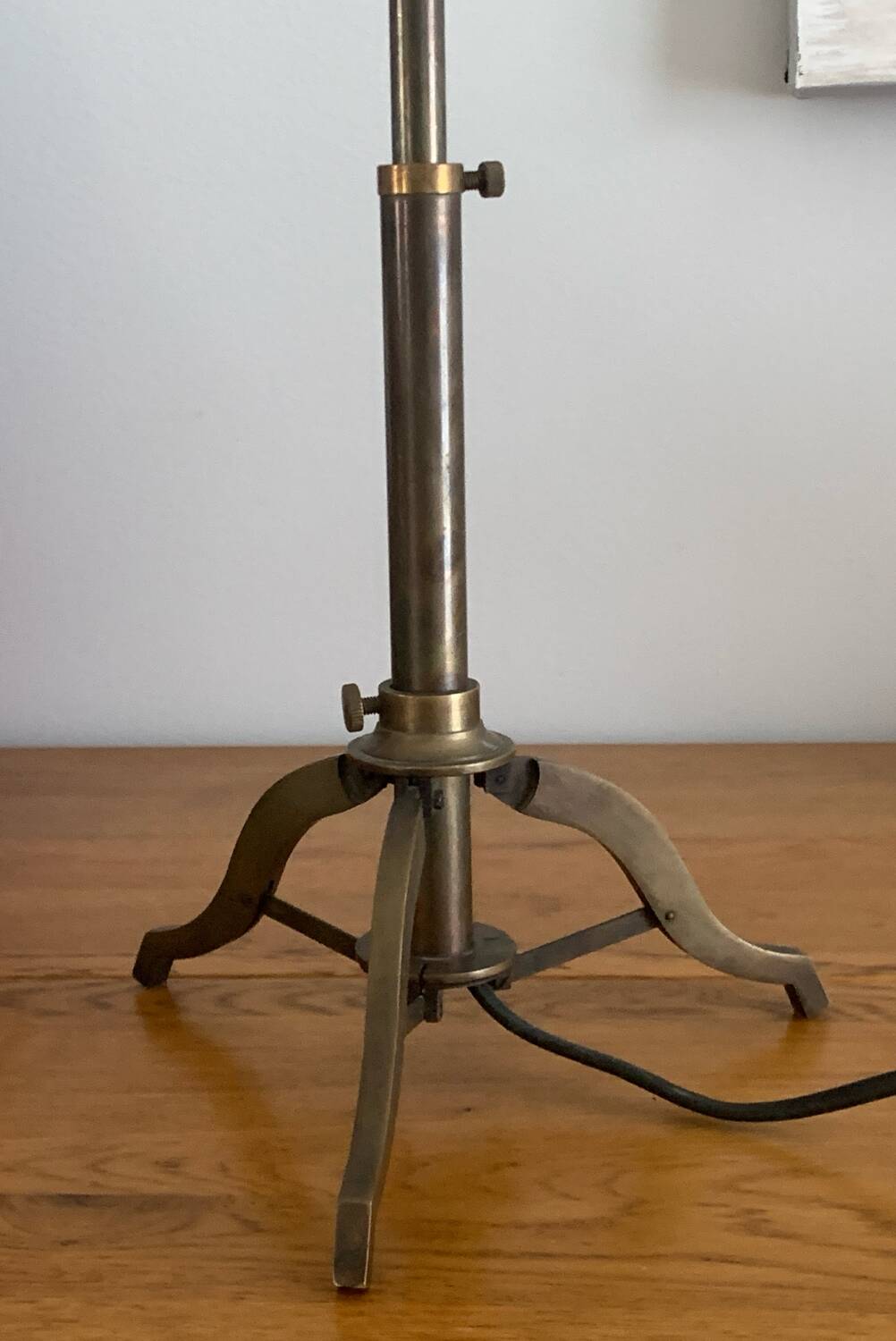Adjustable table lamp – Tripod base in brass metal – Industrial style