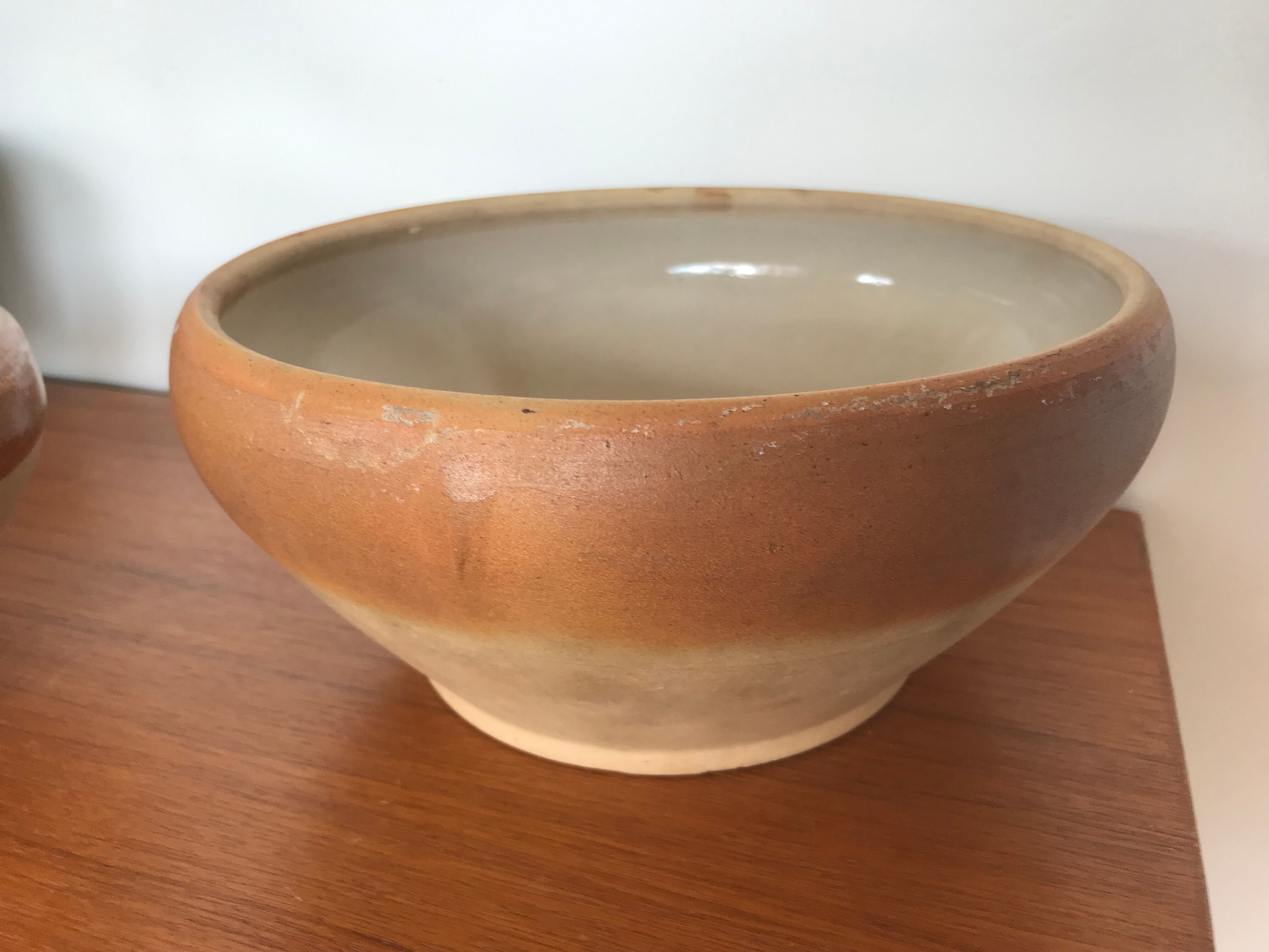 Pair of bowls enamelled sandstone
