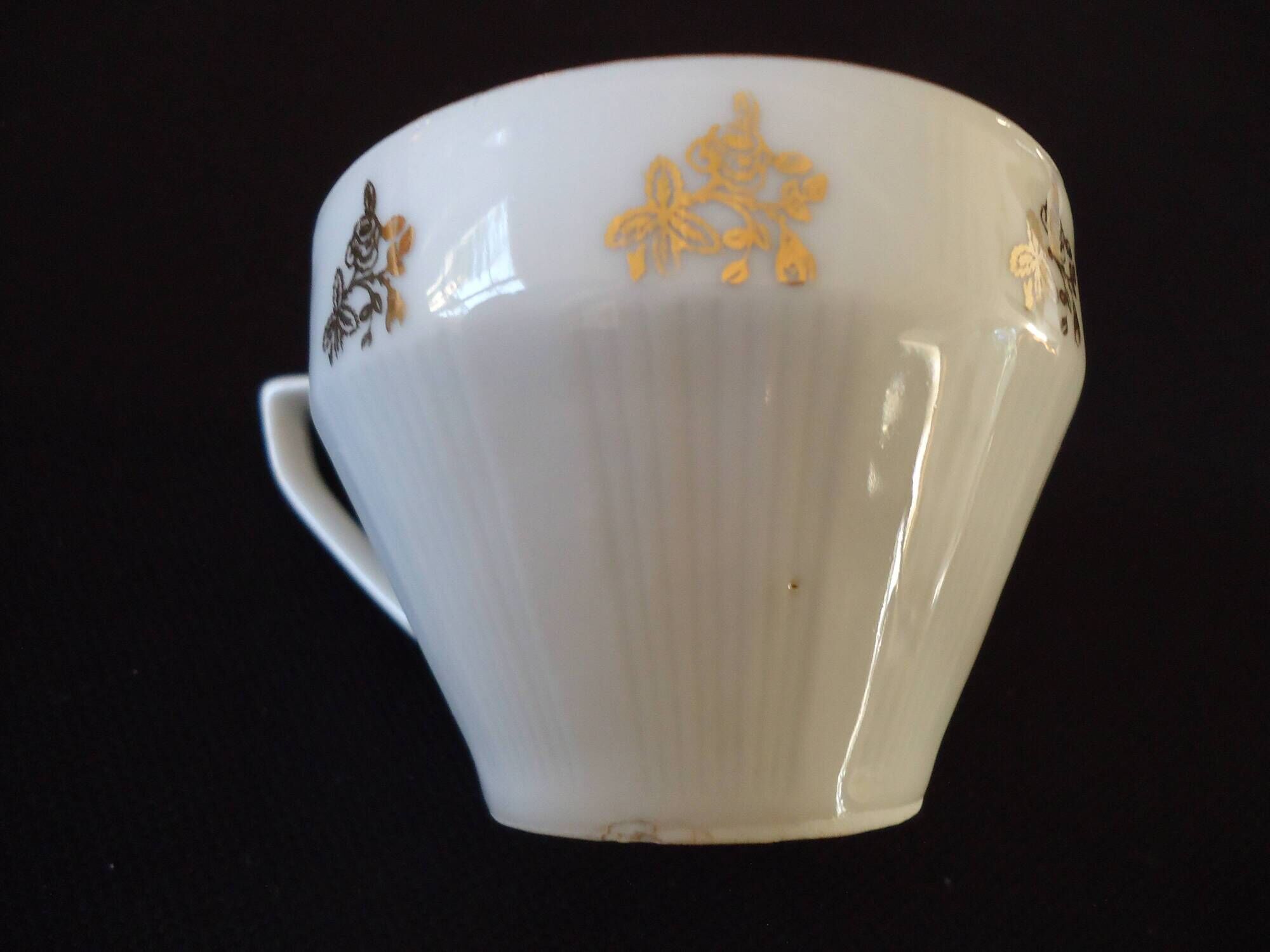 Set of six Art Deco white fine porcelain coffee cups and saucers