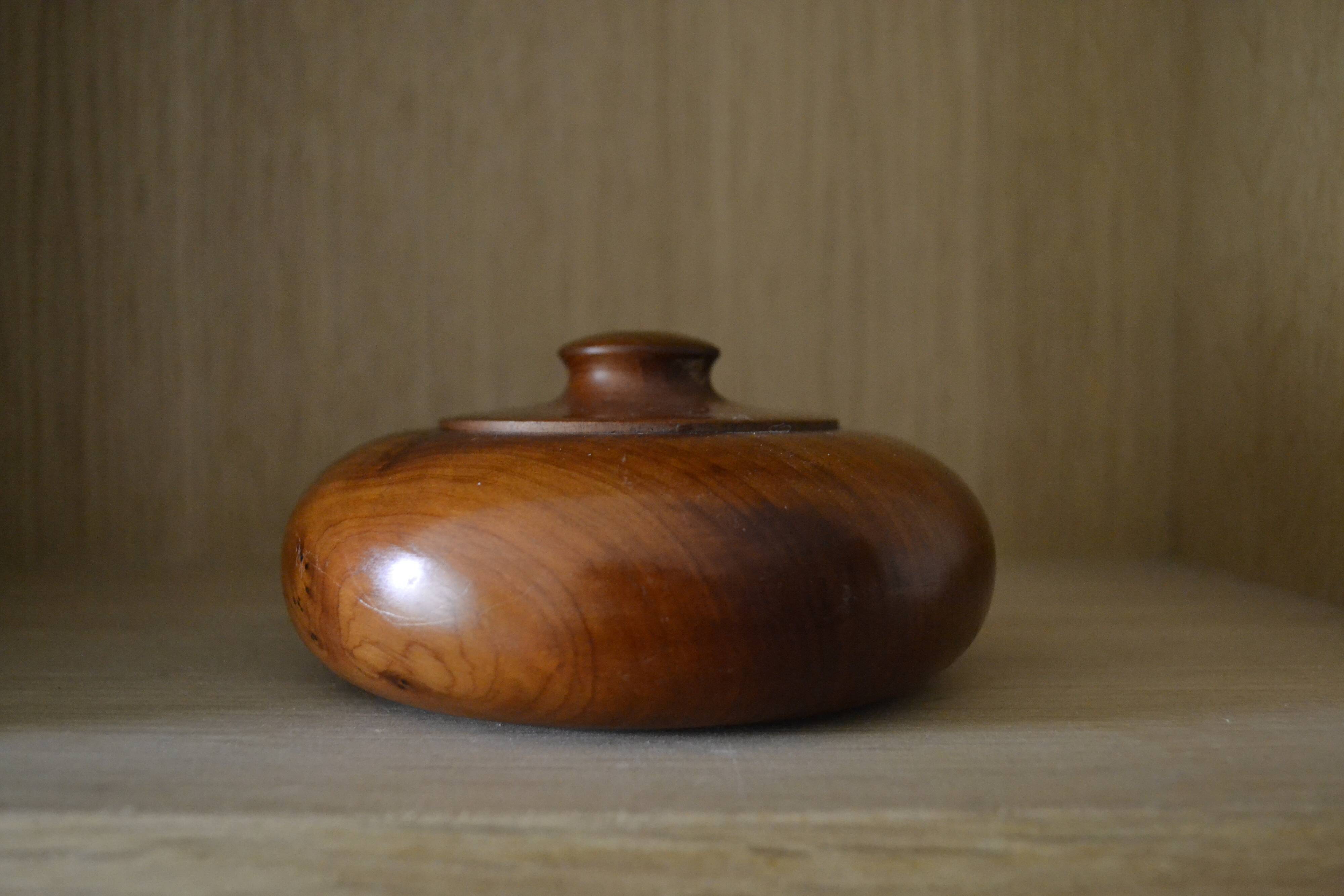 Round wooden box