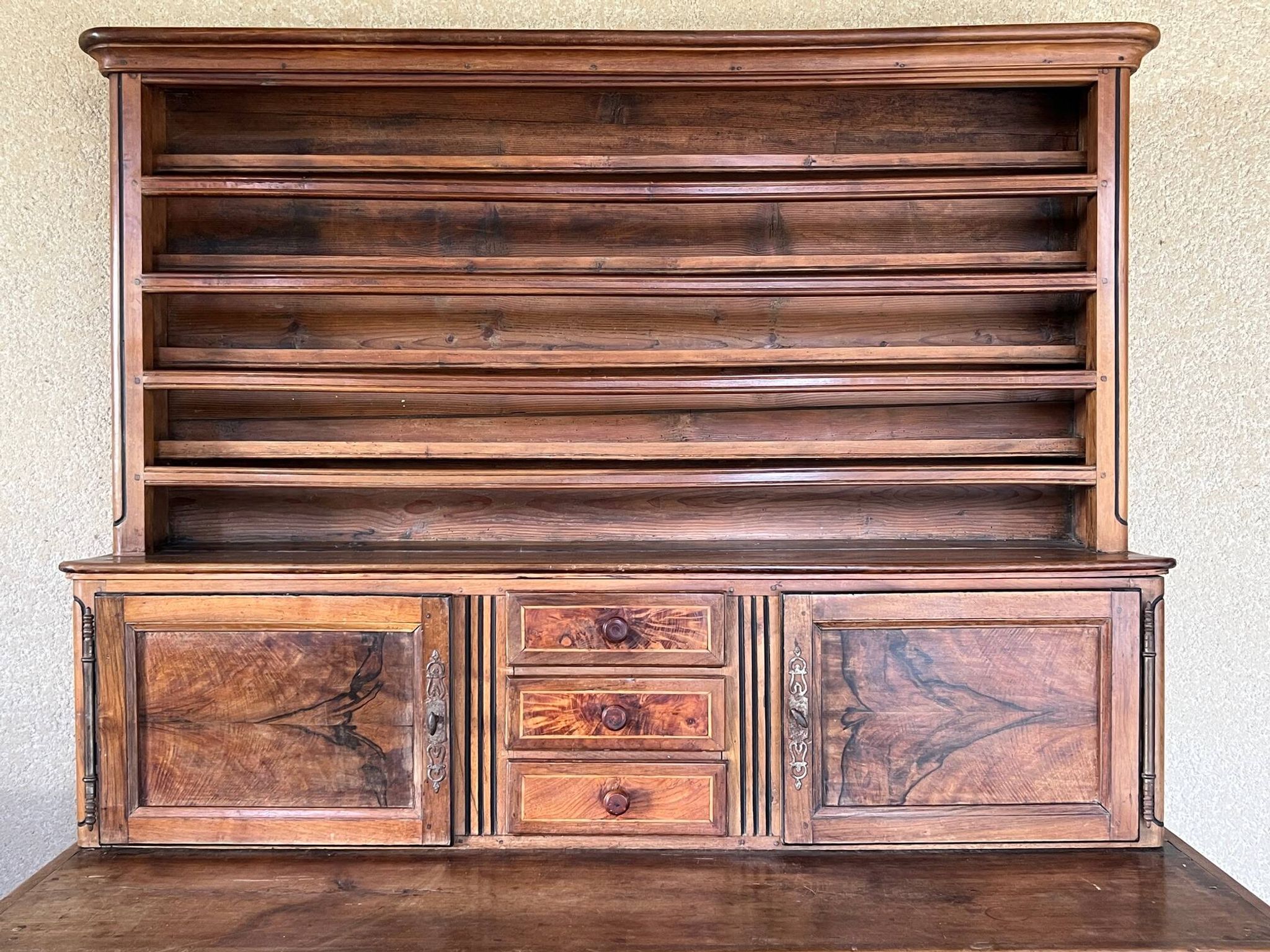 Vaisselier Dauphinois XIXe en merisier, buffet 2 corps