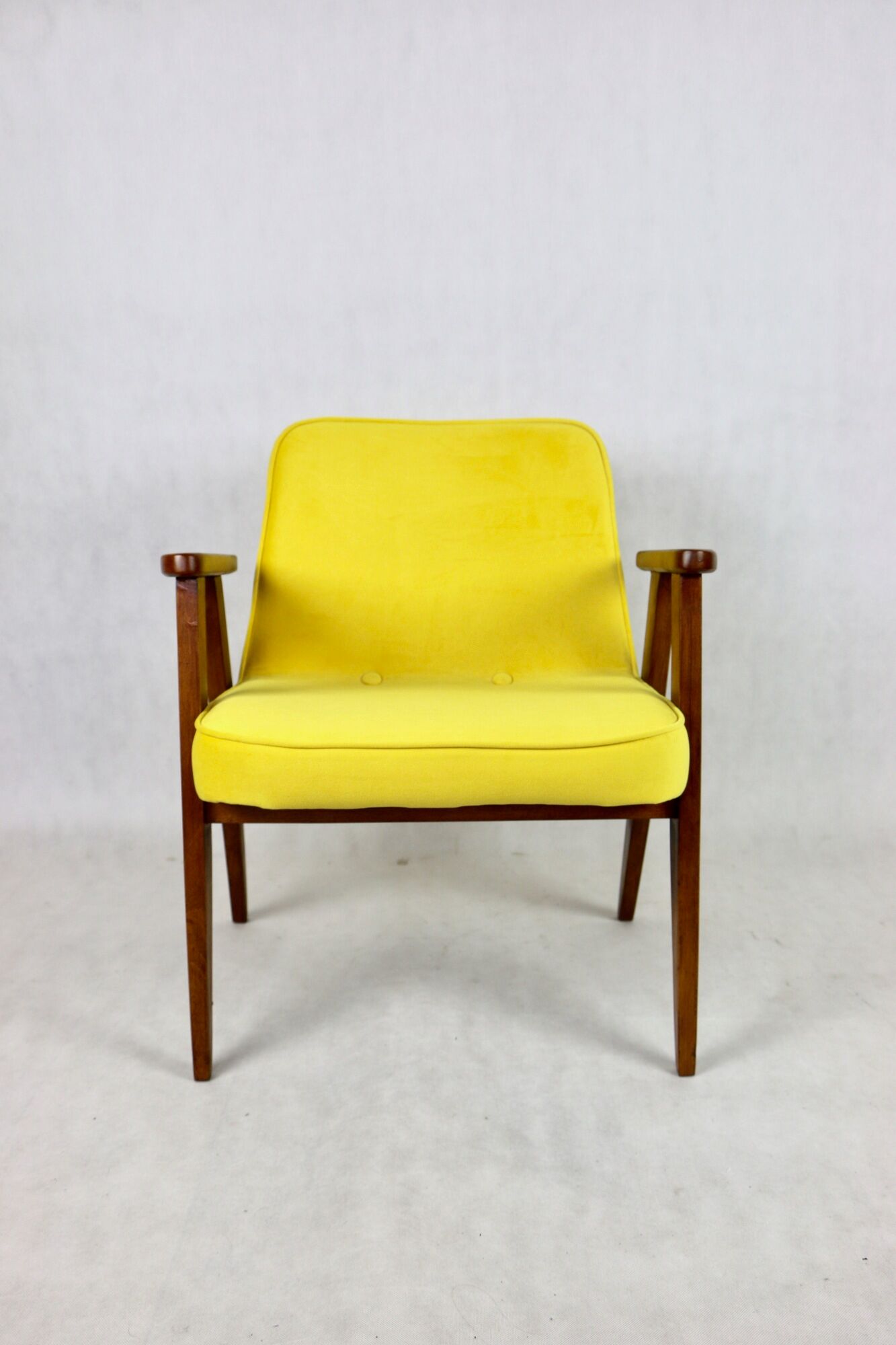 Fauteuil 366 en velours jaune de Józef Chierowski, années 1970