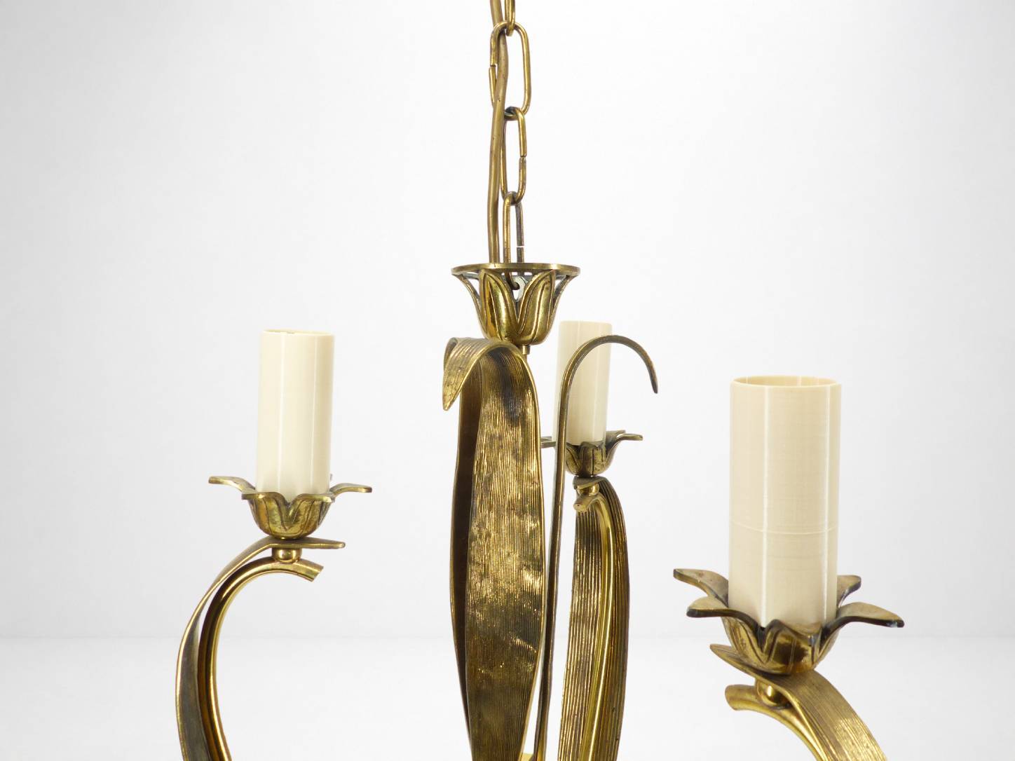 Lustre à 3 bras en laiton doré, motifs feuillages et volutes, style Art Déc