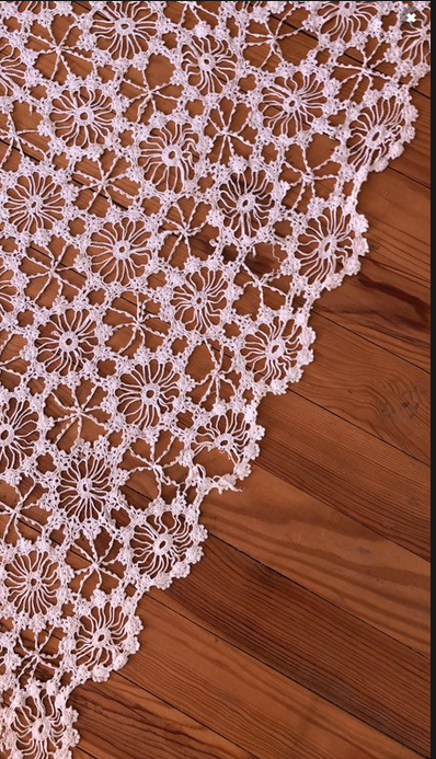 Nappe crochetée main en pur coton 108 cm x 100 cm