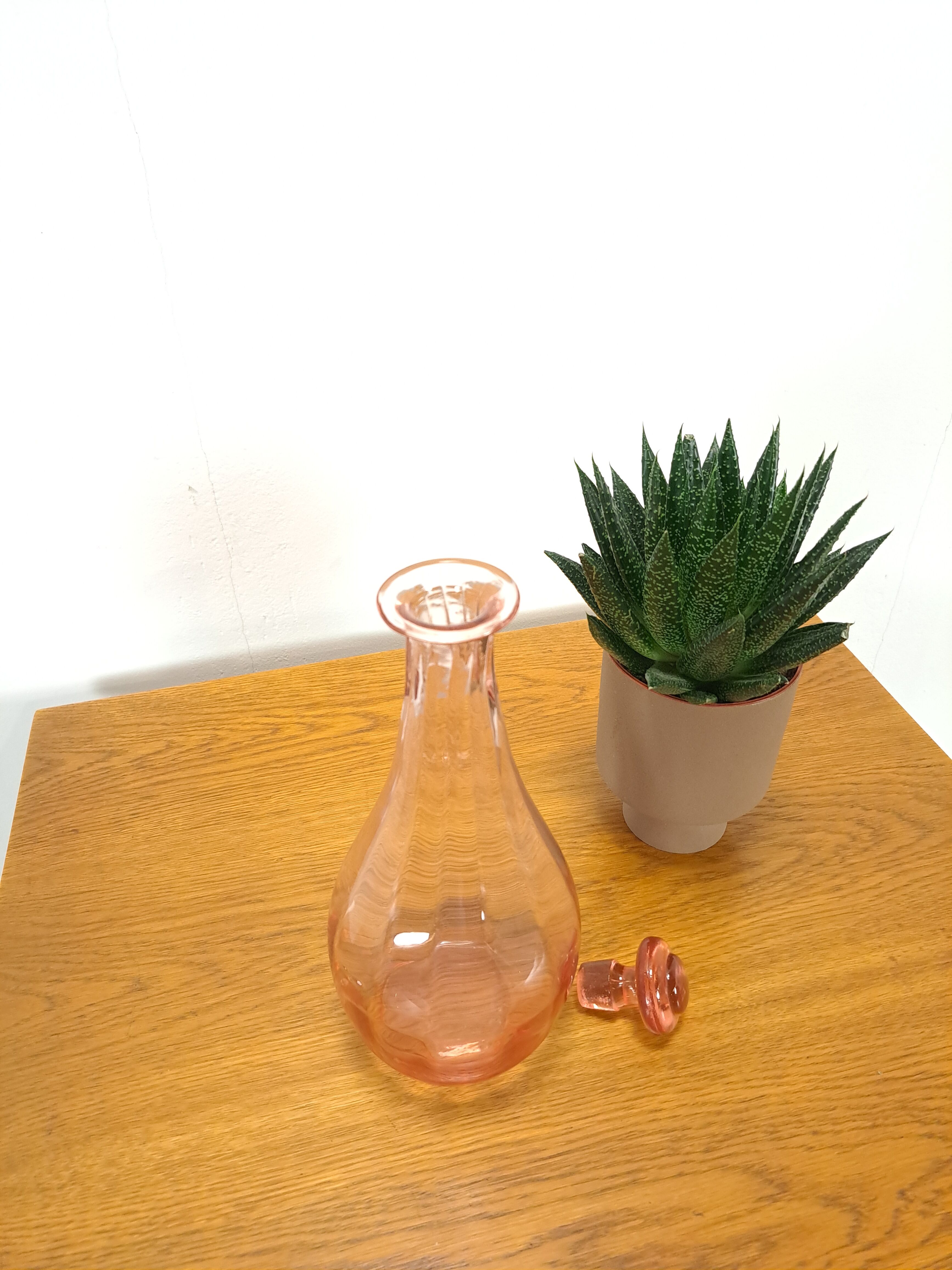 Carafe en verre rose vintage