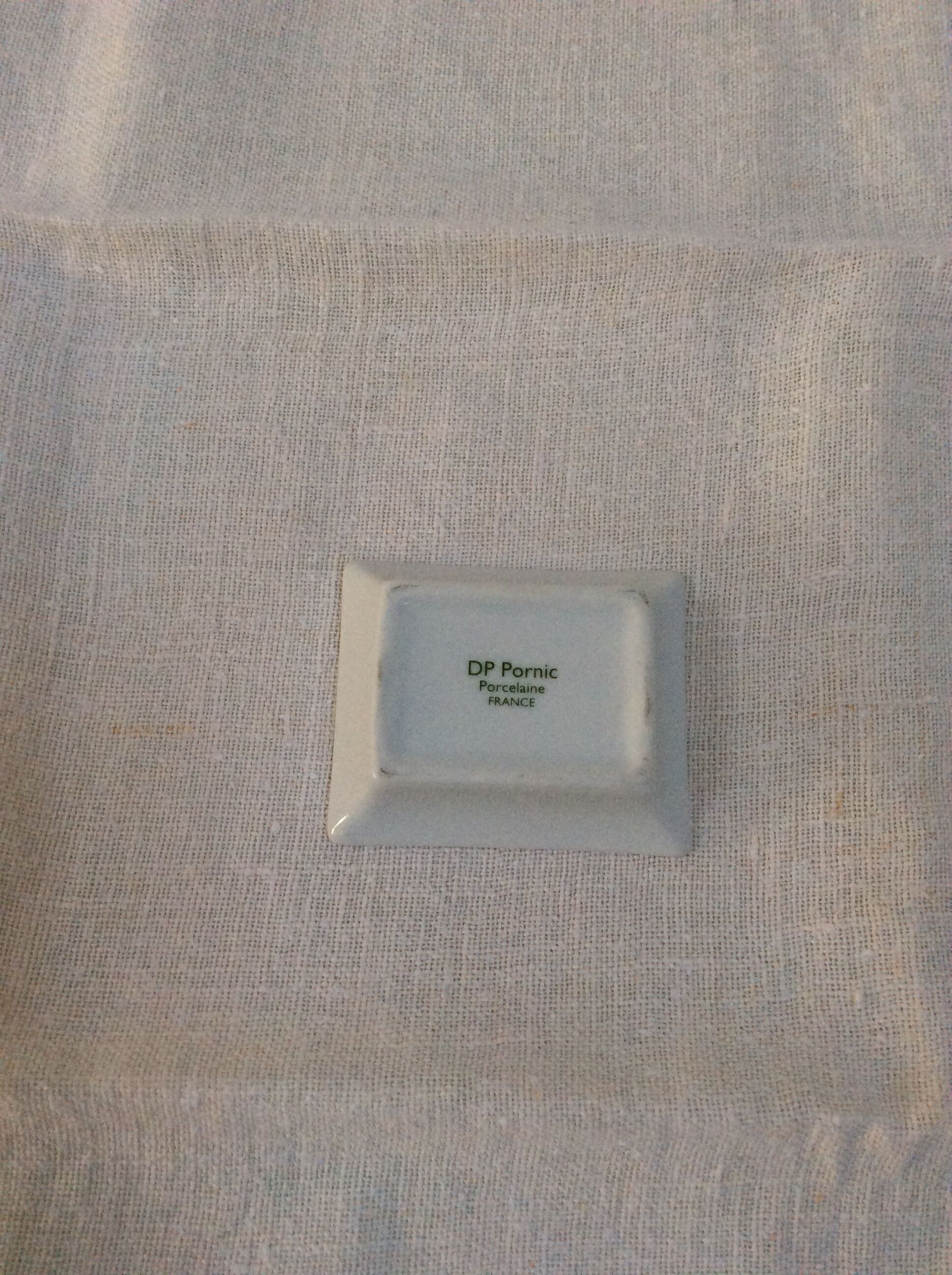 Emptu pocket in porcelain