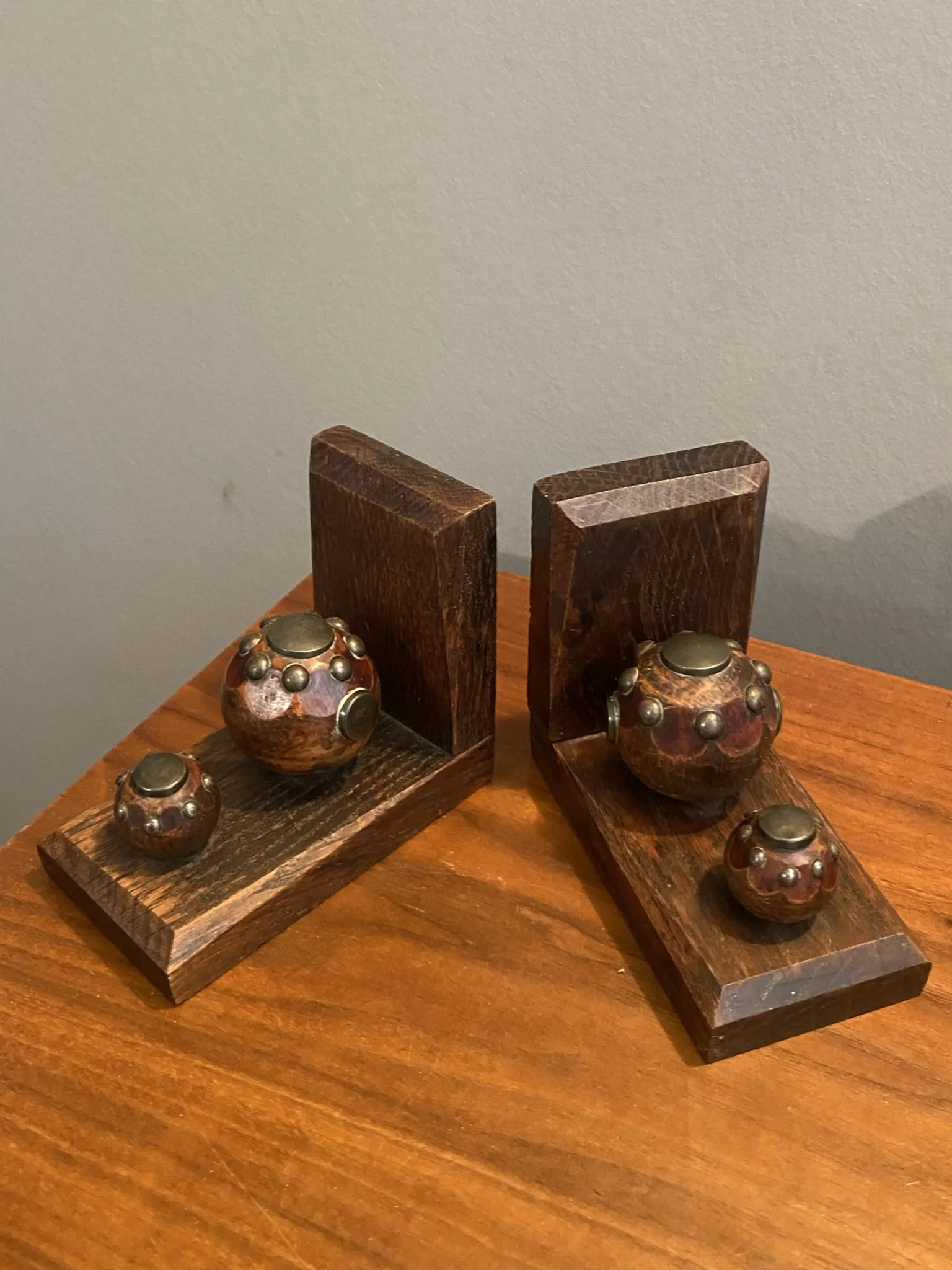 Pair of bookends balls