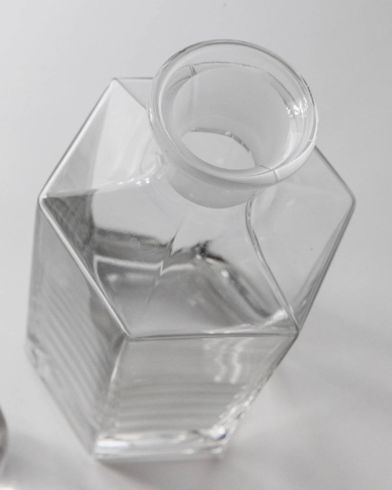 Lot of vintage 1970s consisting of 2 hexagonal glass carafes, transparent glass with spherical stoppers.