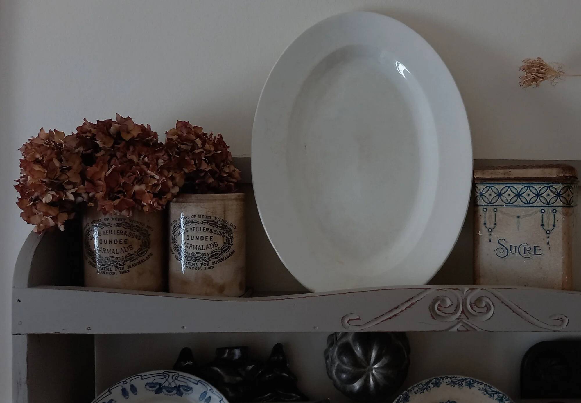 Très grand plat ovale en porcelaine opaque de Lunéville 1880-1900