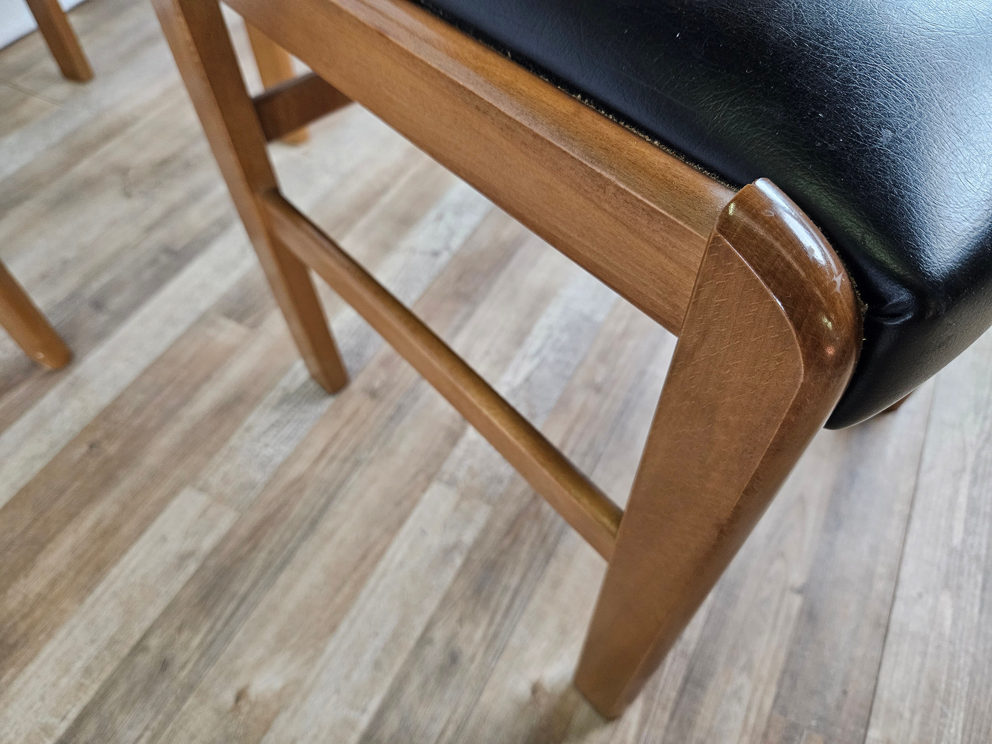 Ensemble de quatre chaises en hêtre et cuir