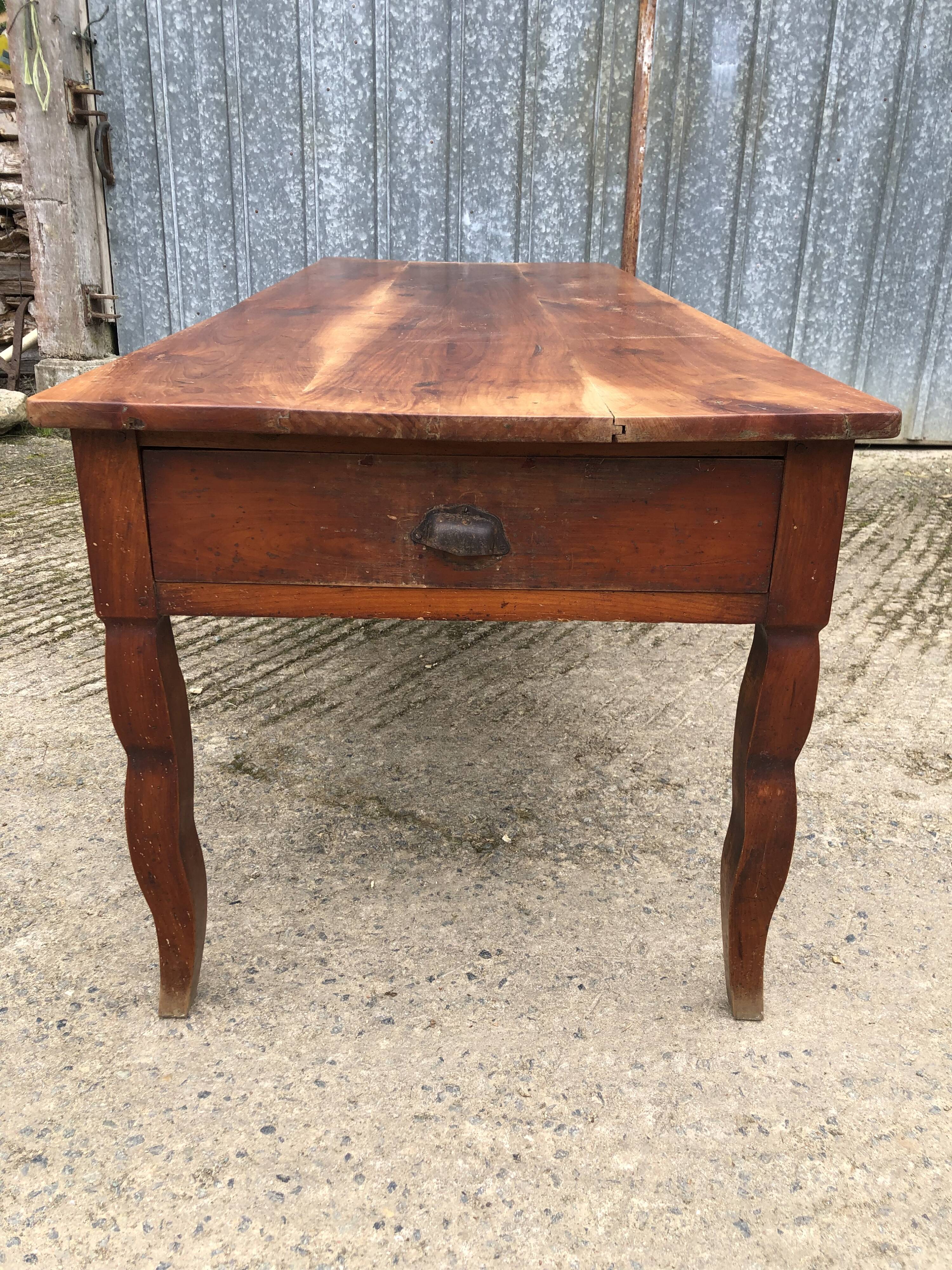Table de ferme ancienne en cerisier massif avec 2 tiroirs et une tirette