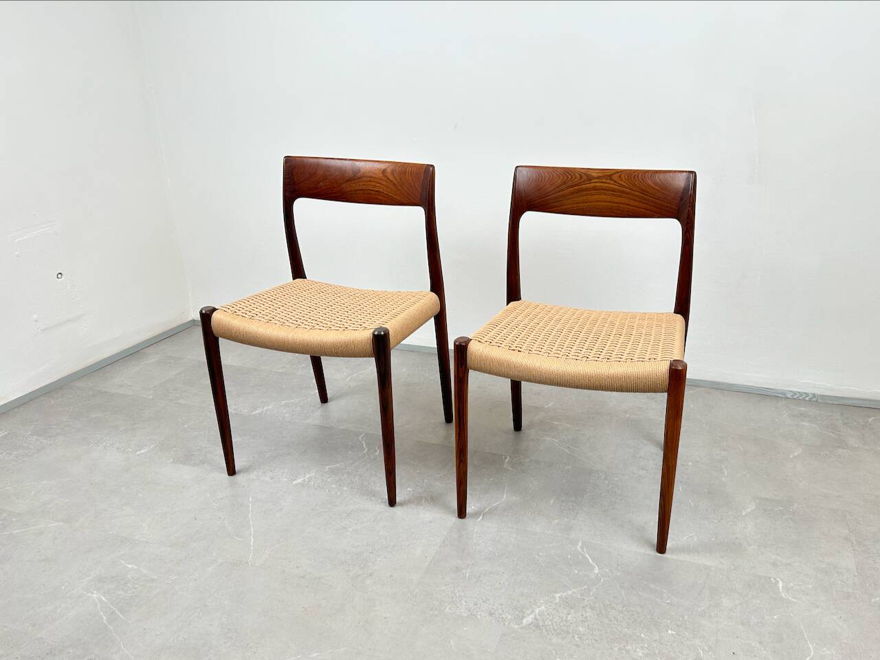 Ensemble de 2 chaises modèle 77 en palissandre et corde à papier par Niels O. Møller