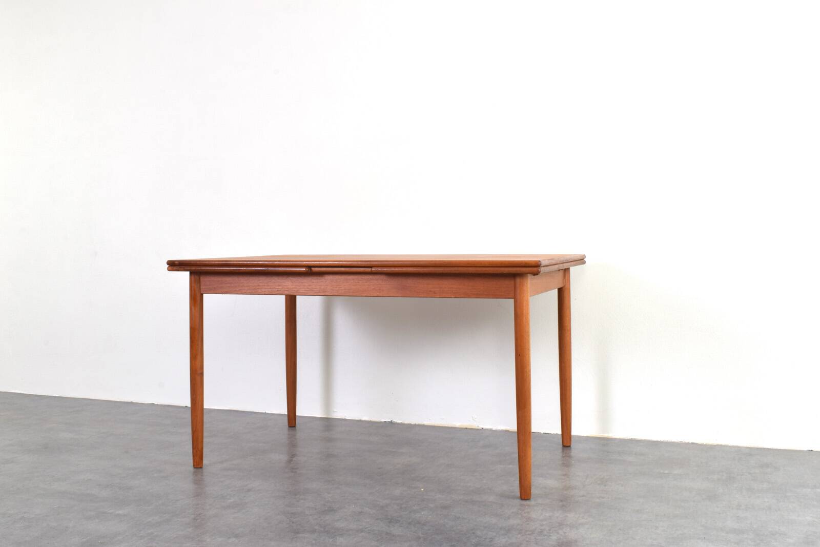 Table à manger extensible en teck danois des années 1960.