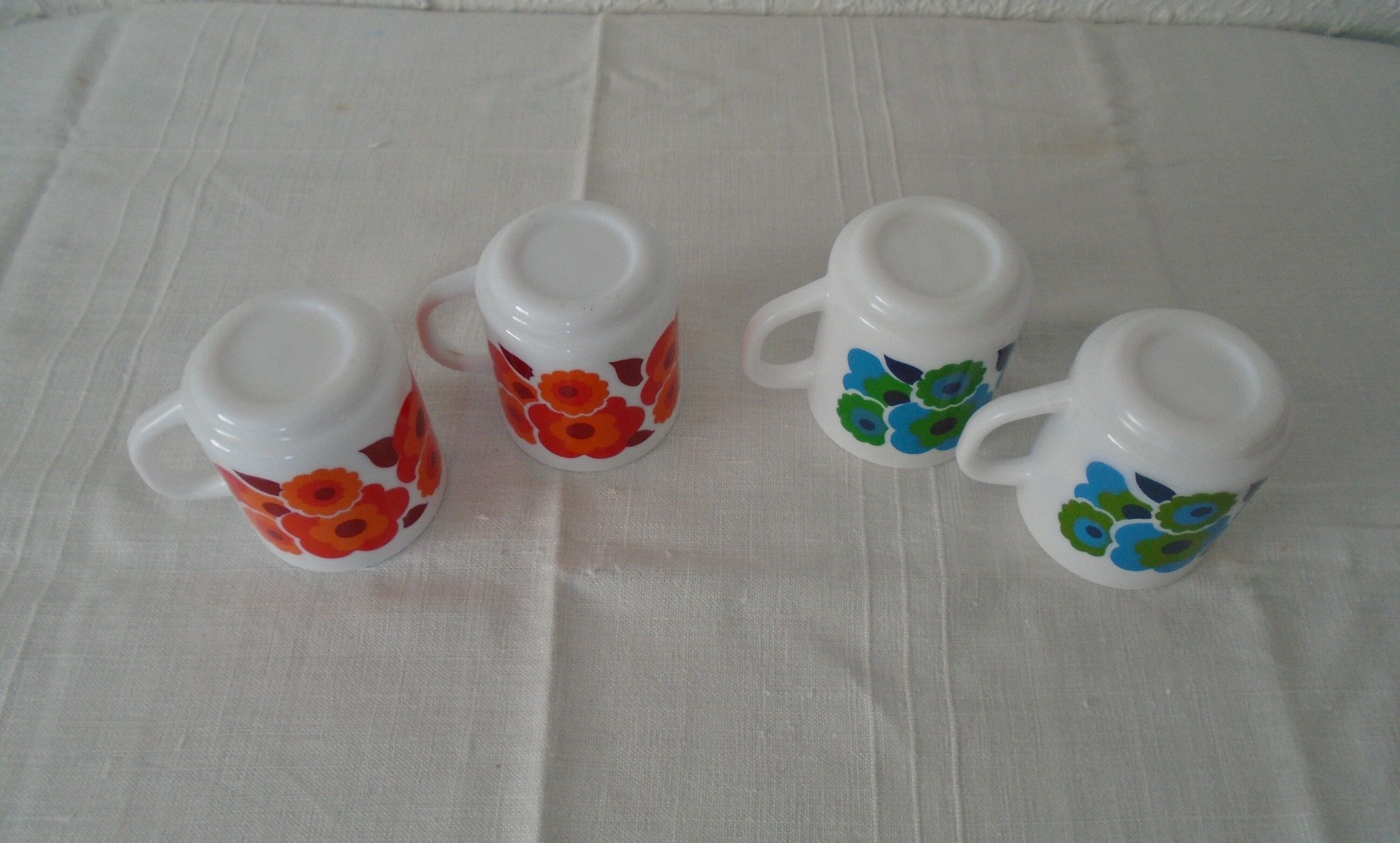 4 mugs lotus flowers red and blue arcopal vintage france