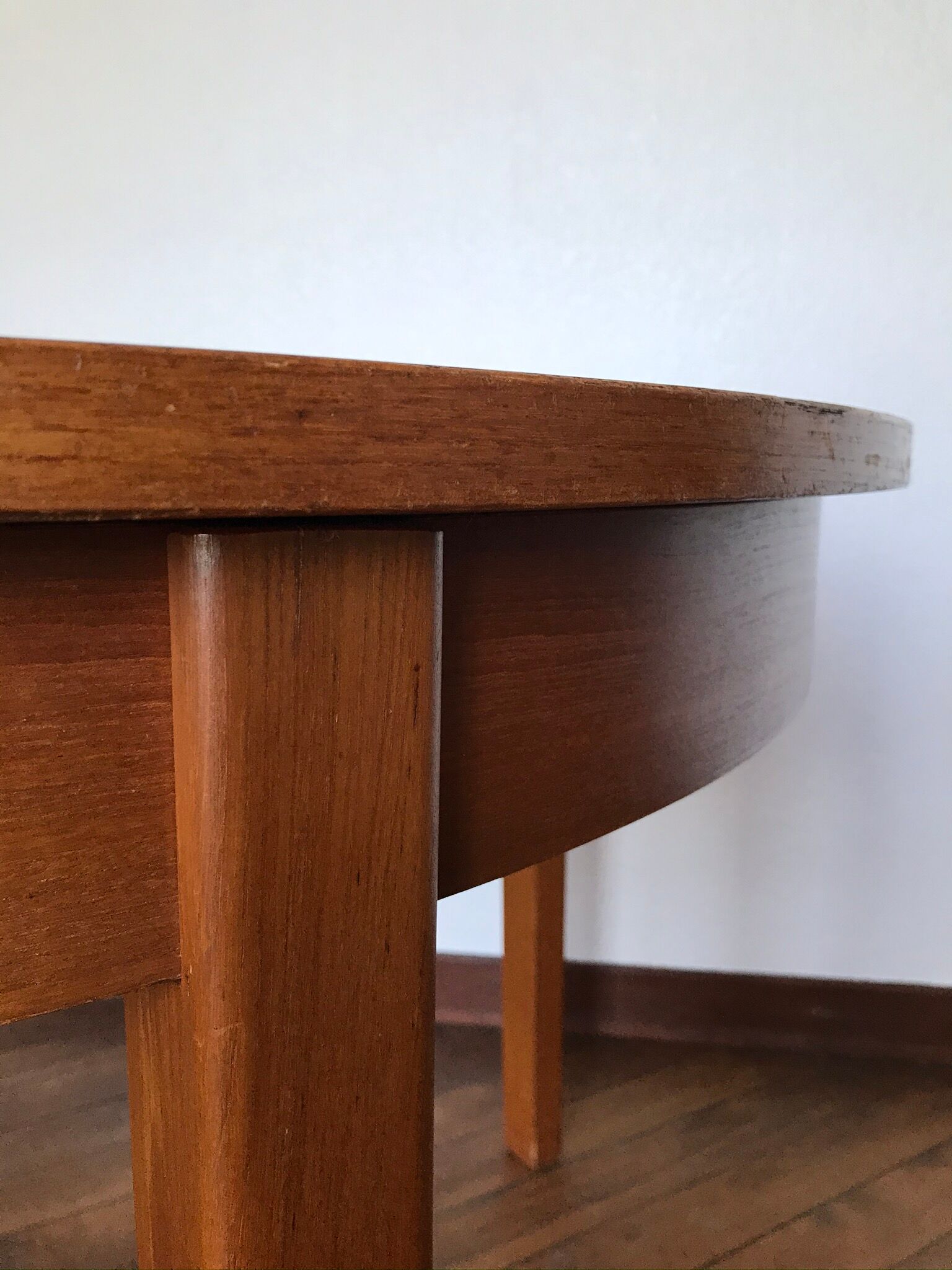 Round and expandable dining table, year 70