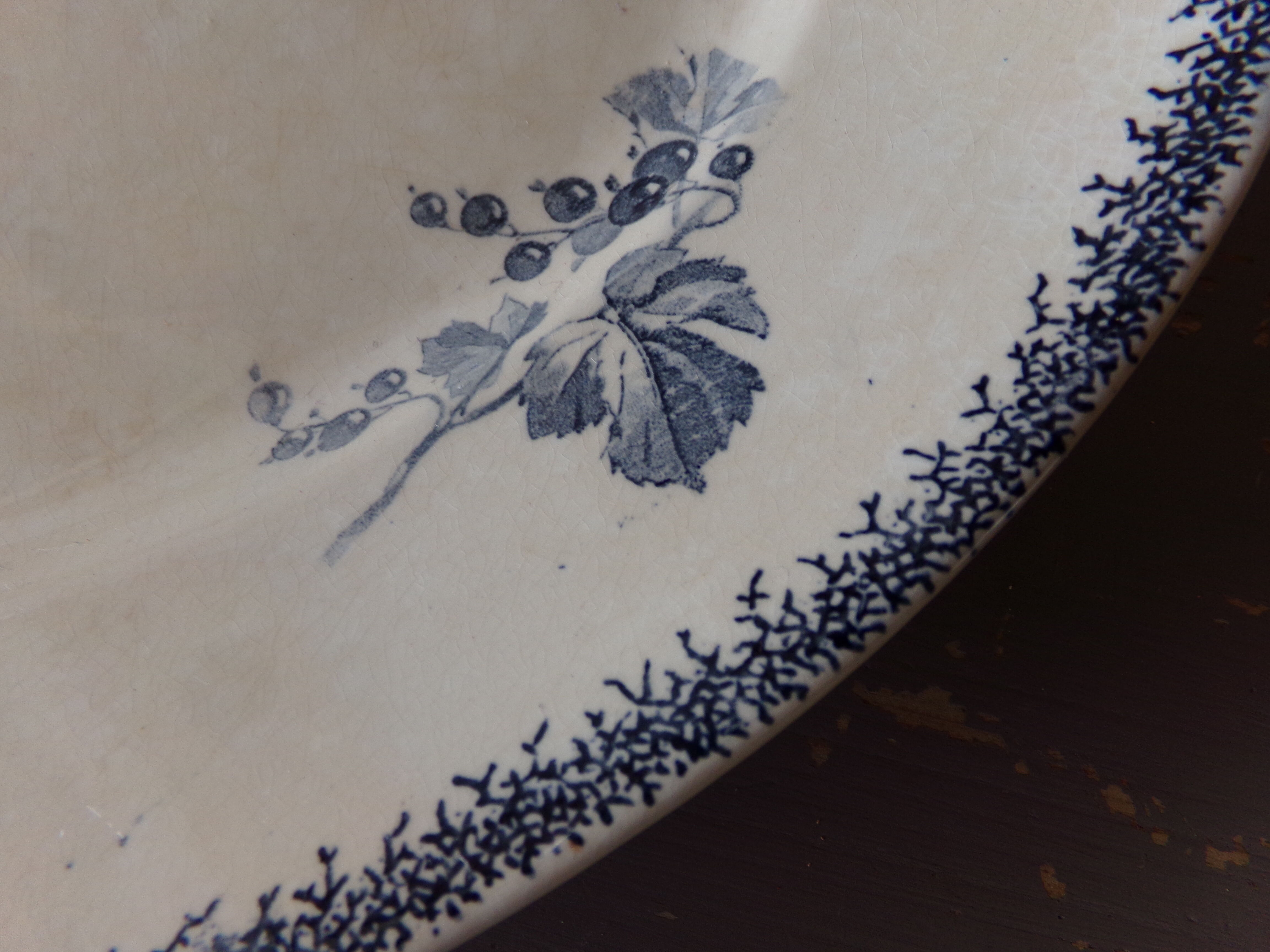 Oval dish U&Cie Sarreguemines model "currants"