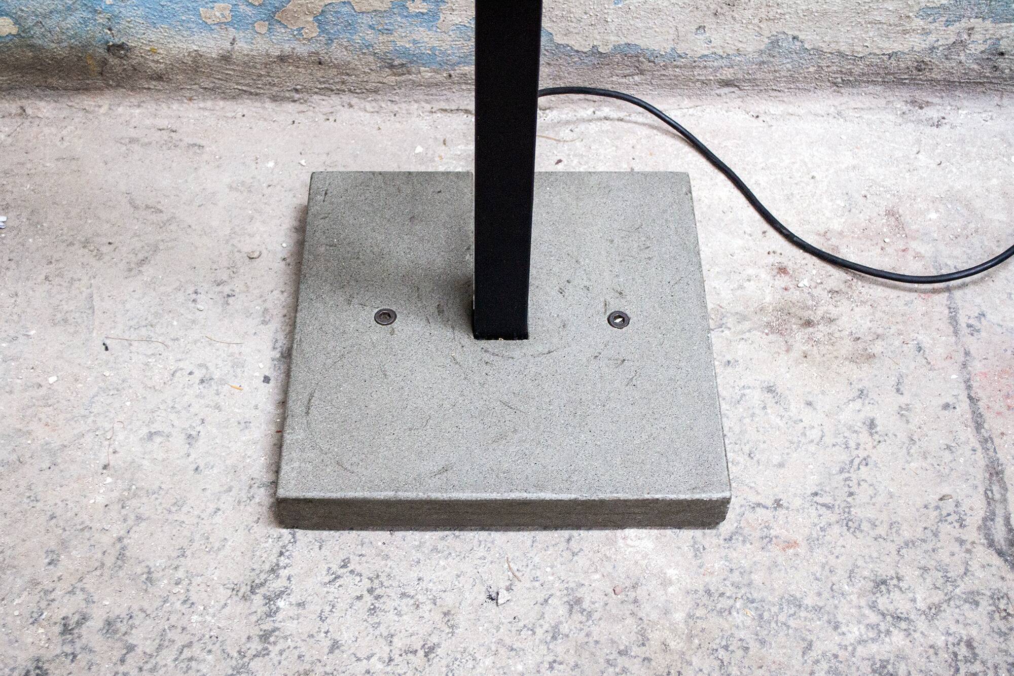 Lampada postmoderna alogena in ferro e pietra serena Italia anni '80