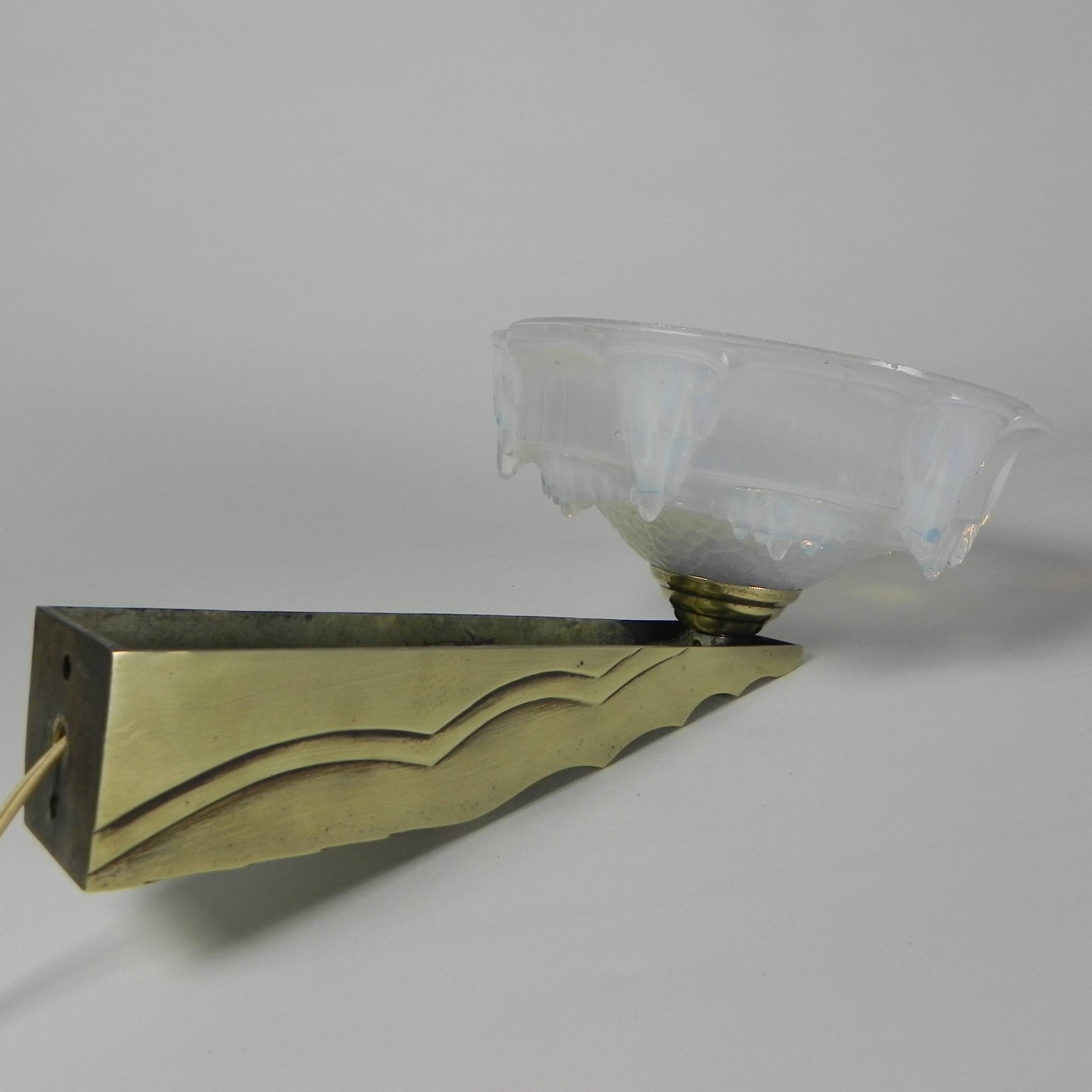 Art Deco wall lamp in opalescent glass, 1930s