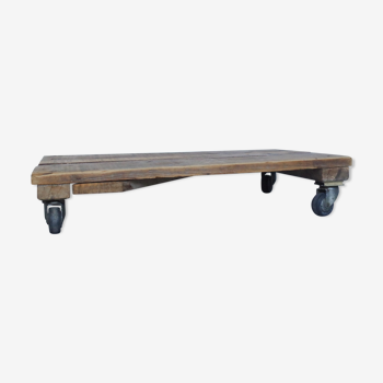 Table basse industrielle - bois et roues