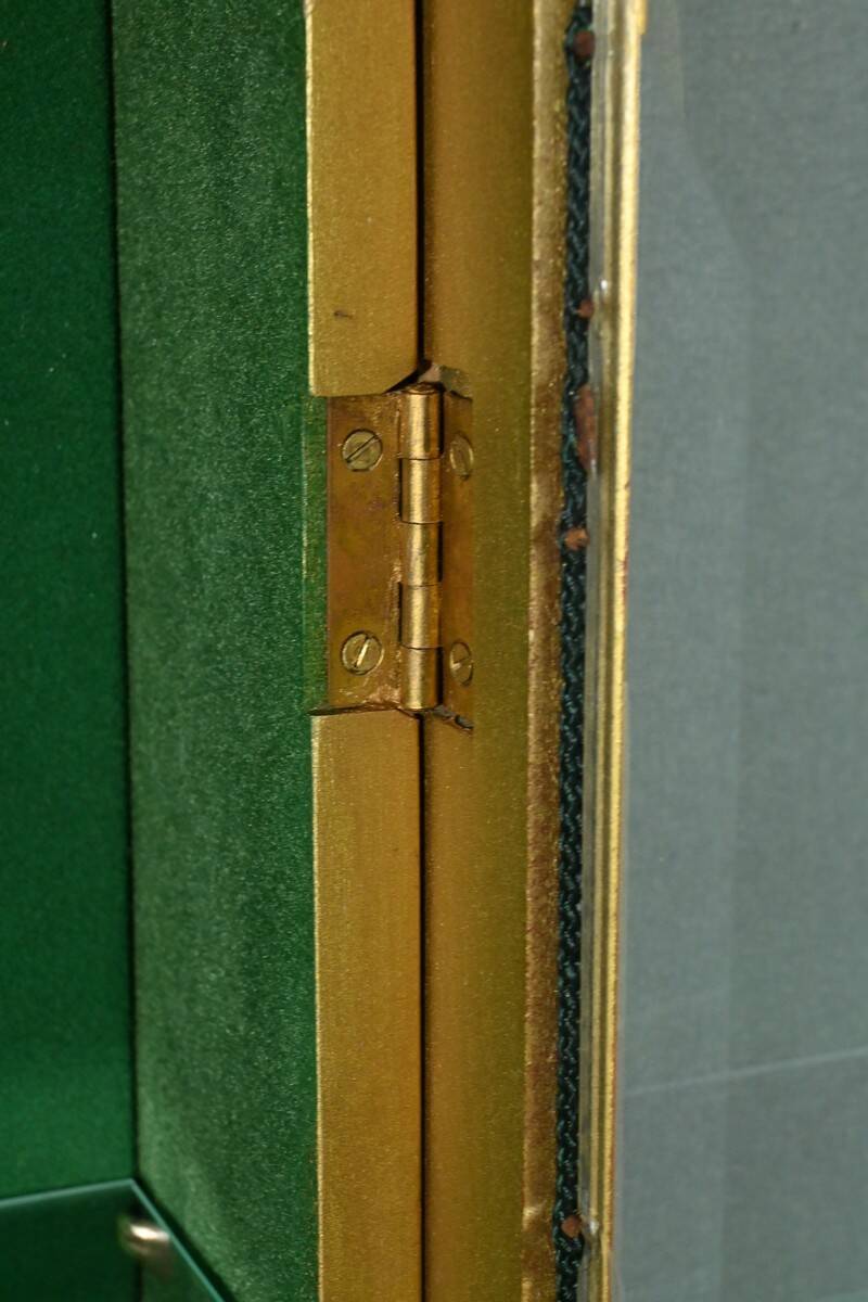 Vitrine Murale en Bois Doré – Milieu XXe