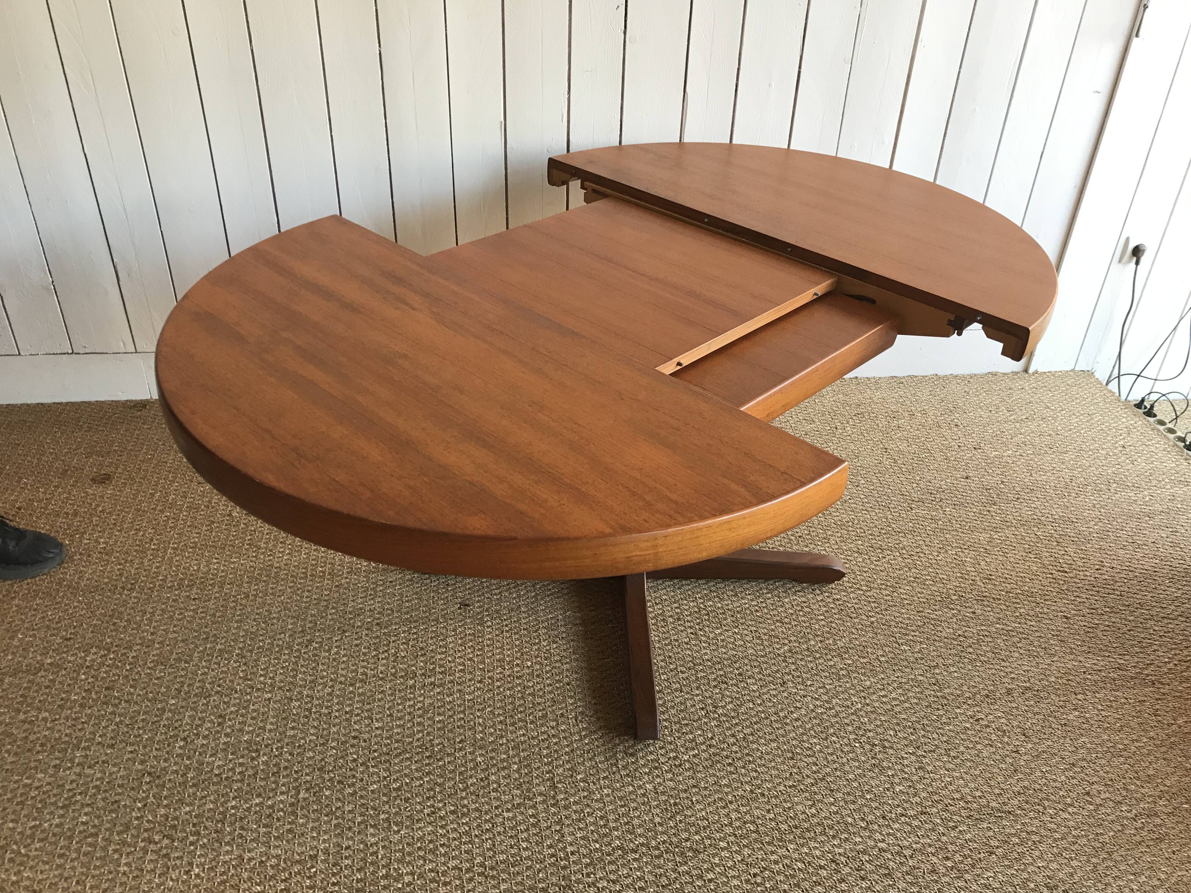 Baumann dining table in teak.