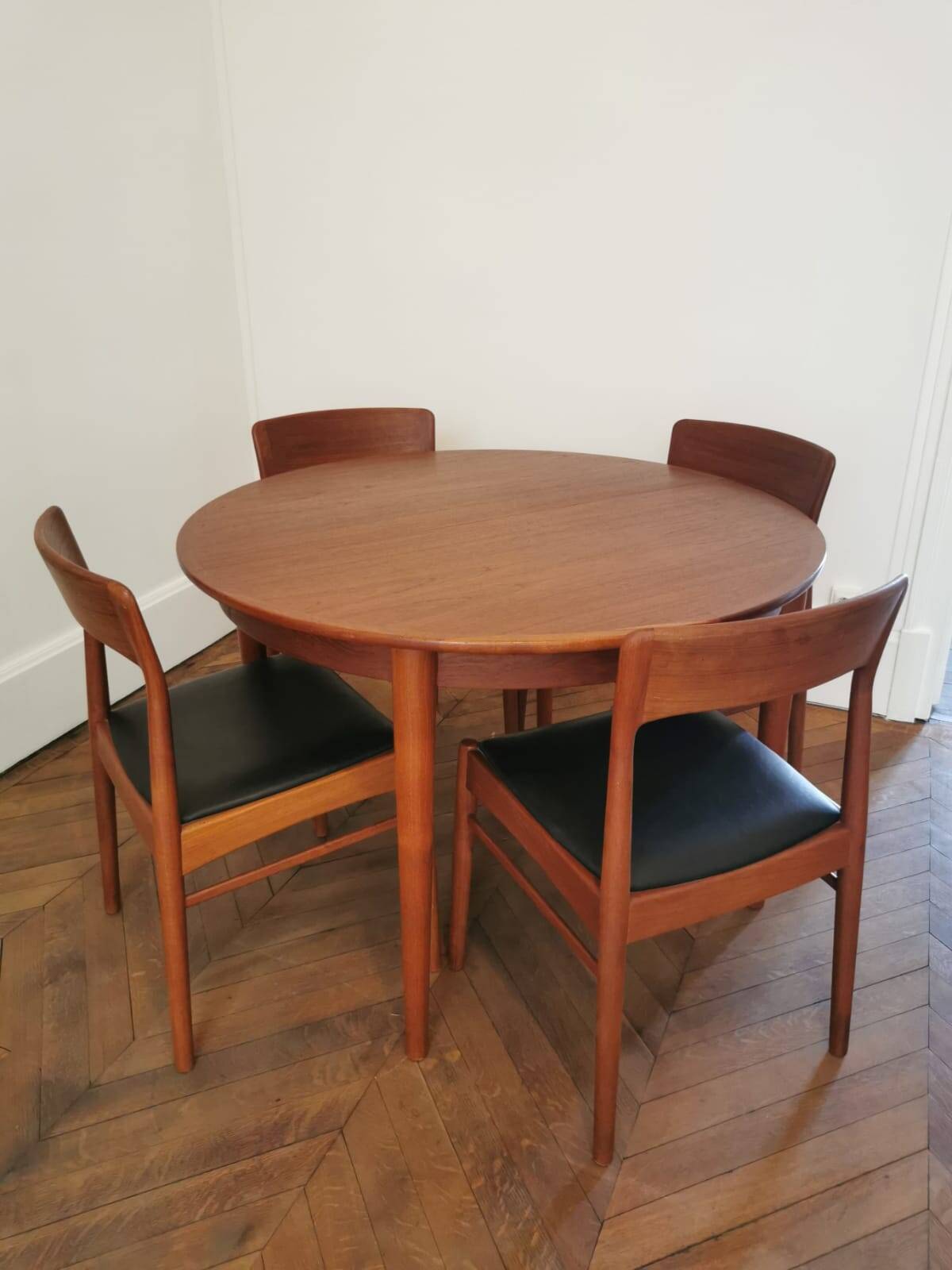 teak round table Johannes Andersen