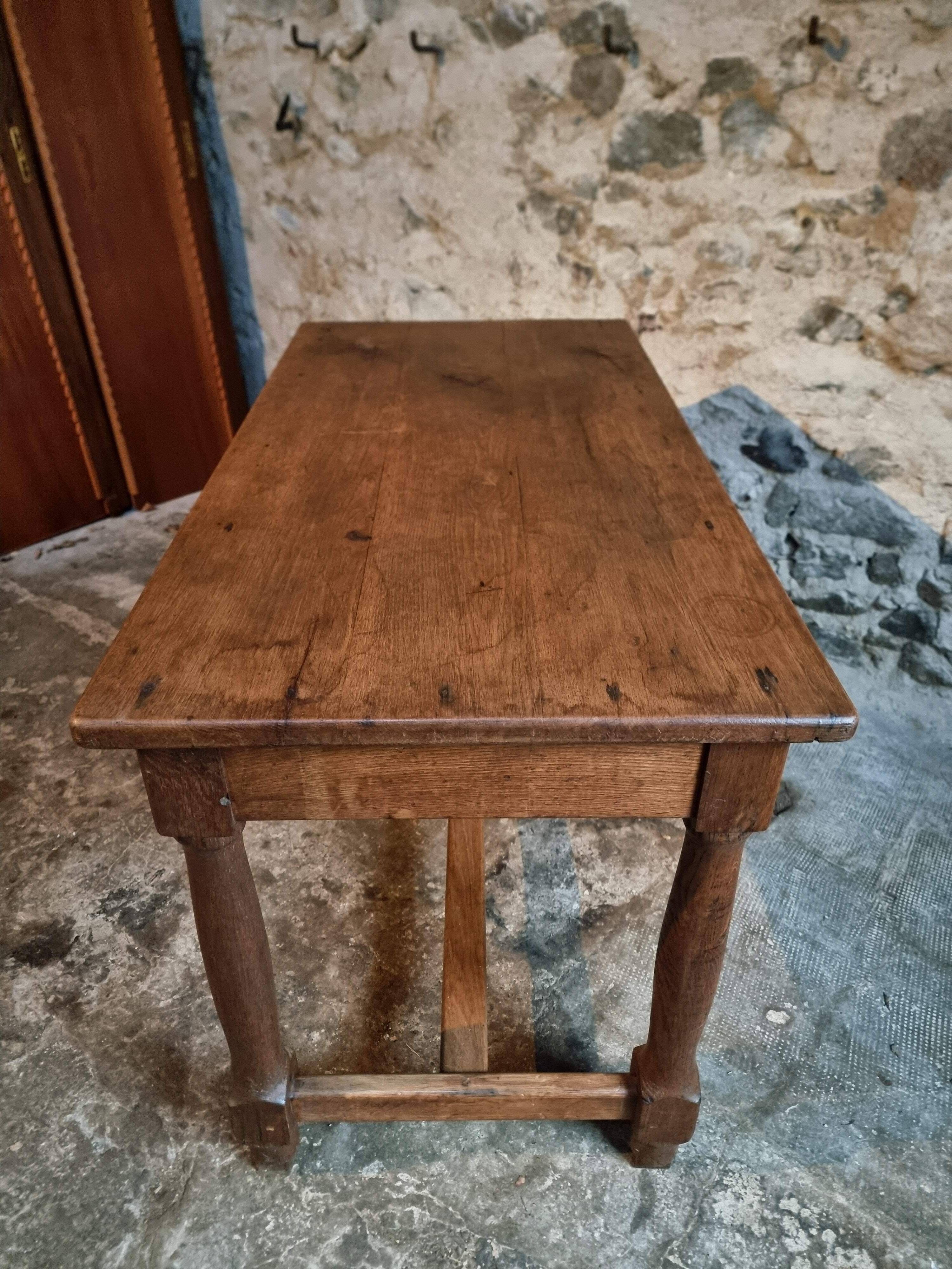 Antique French farmhouse table in oak (1780–1830) – Walnut legs – Rustic provincial dining table