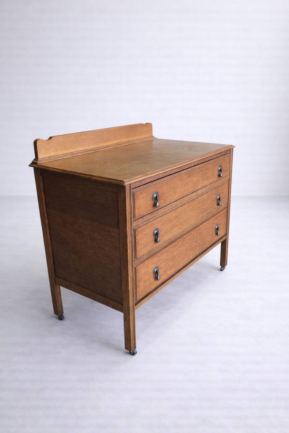 Antique English oak commode with a backrest, 3 drawers.