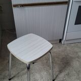 Ensemble table, 4 chaise et un tabouret vintage en Formica blanc
