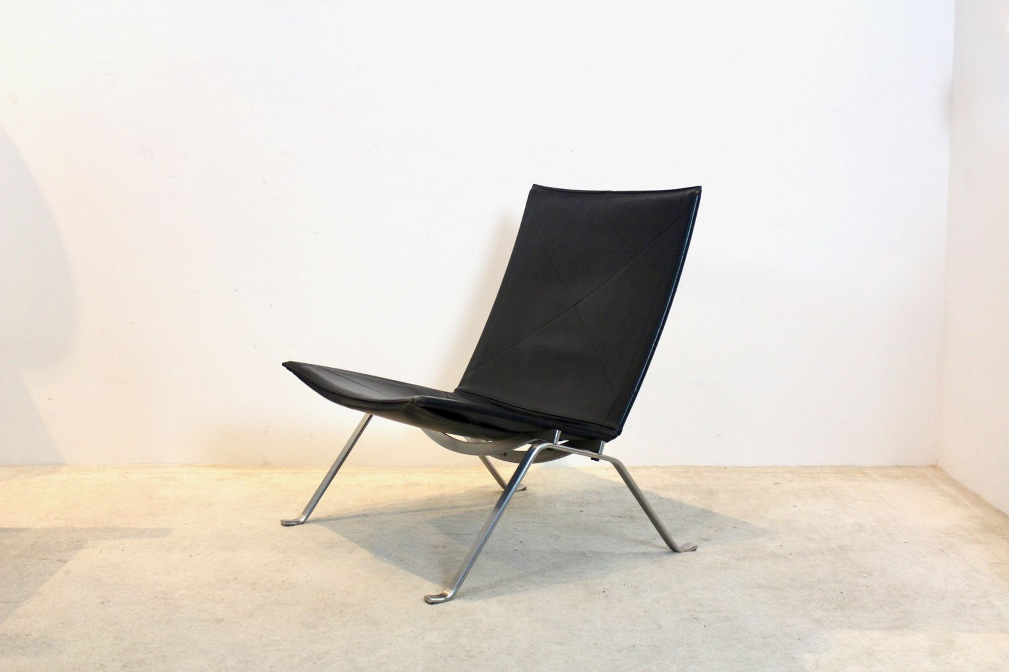 PK22 chair in black leather Poul Kjærholm for Fritz Hansen
