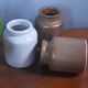 Ensemble de 3 anciens pots à moutarde/condiments, en céramique / grés