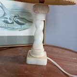 Lampe en albâtre et abat jour jute camel