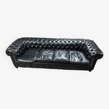 Grand et ancien canapé chesterfield en cuir quatre places début xxéme siècle l 260 cm