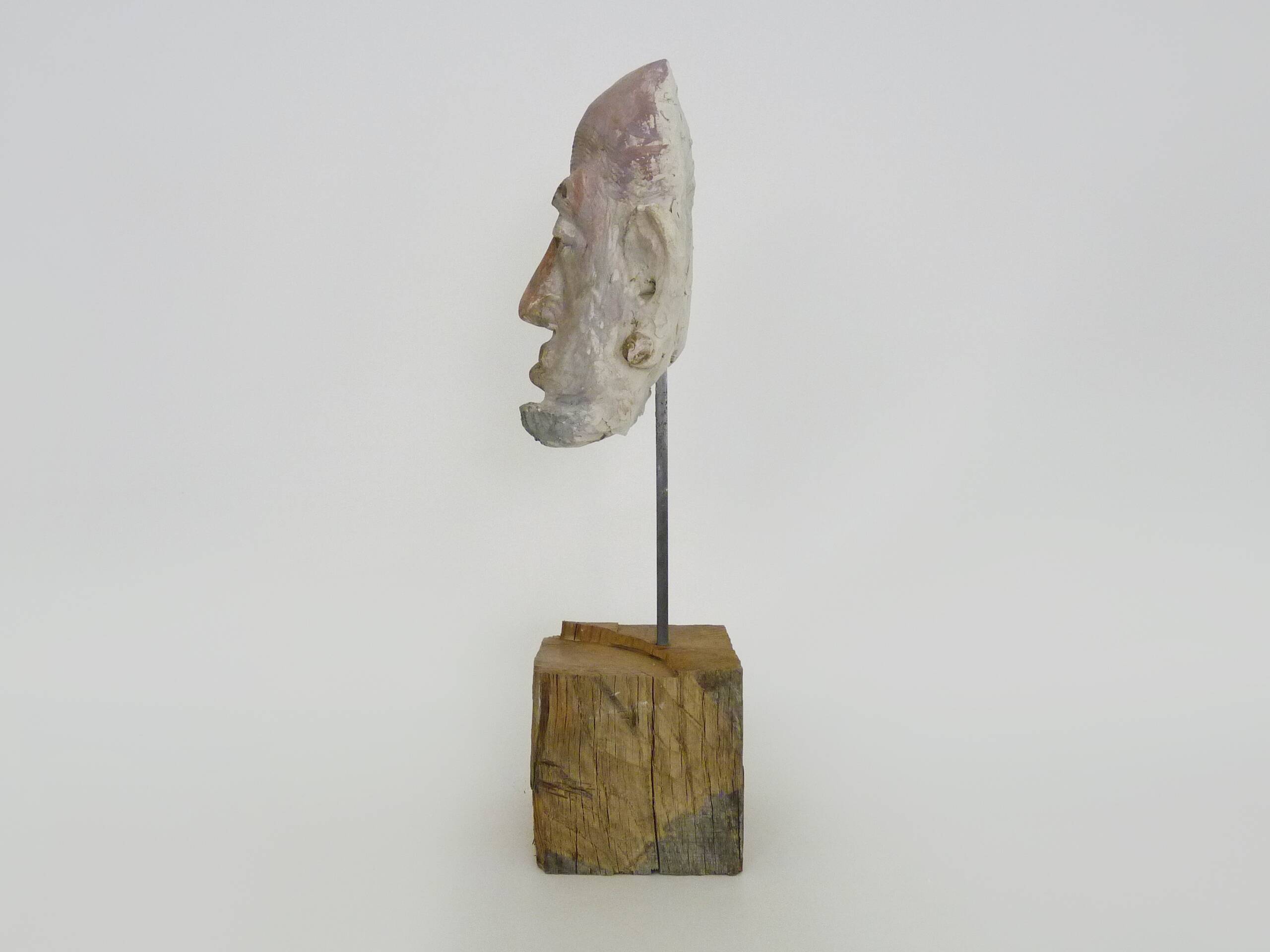Face sculpture in polychrome earth and plaster, cabinet of curiosities. Ph Monaux. Ariège artist