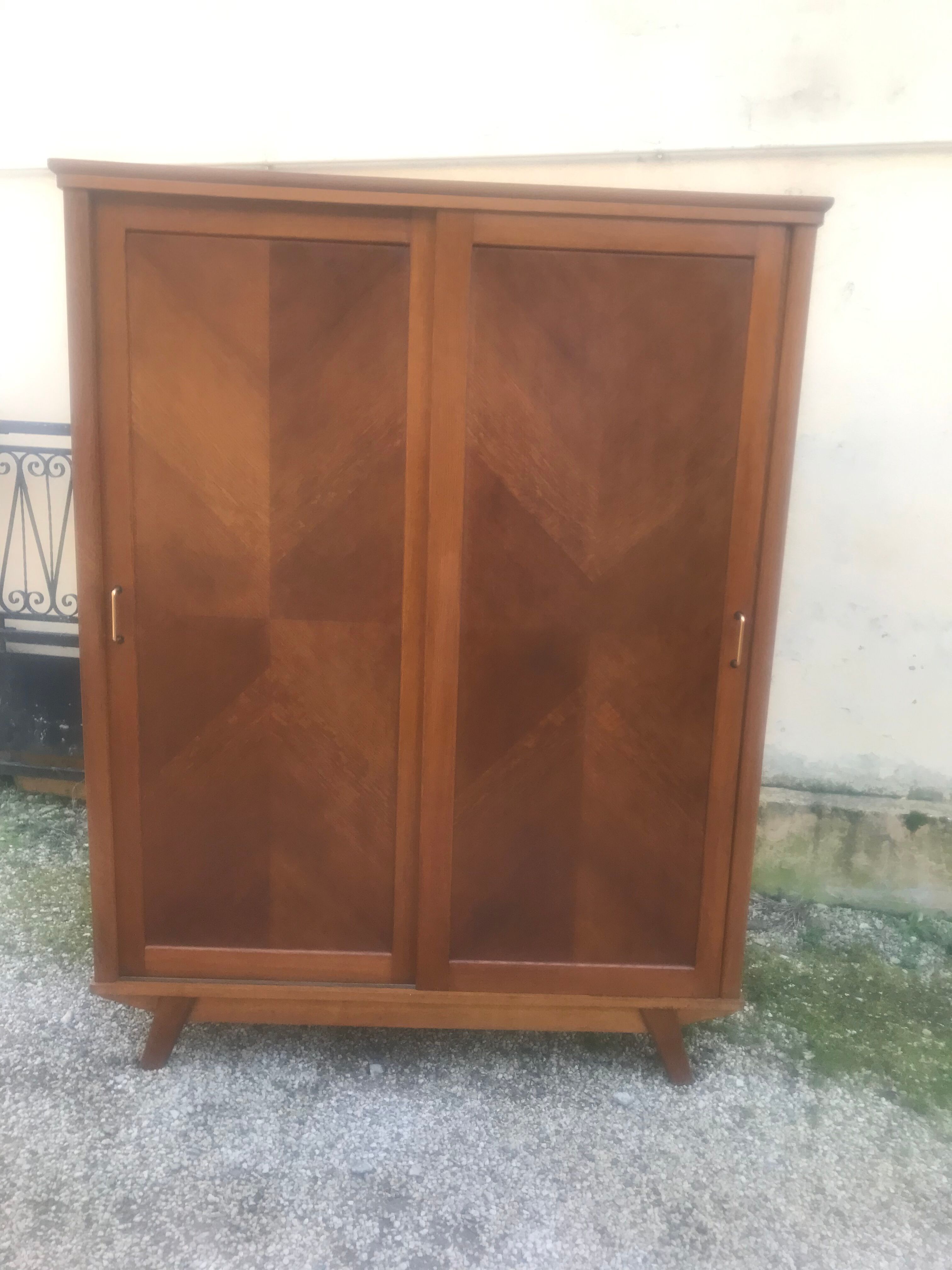 Wardrobe wardrobe compass feet