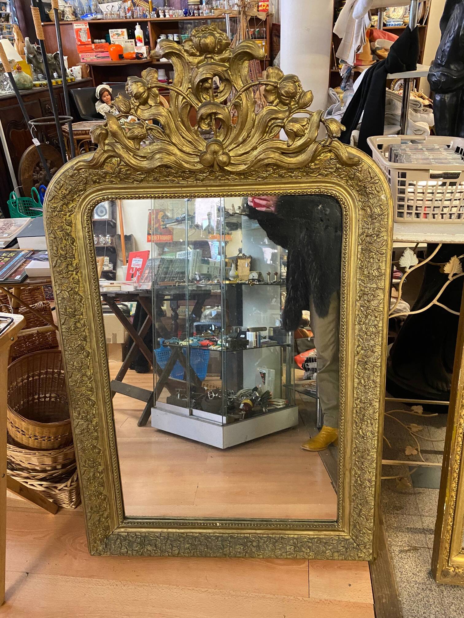 LARGE LOUIS XV STYLE ROCAILLE MIRROR IN GILT STUCCO FORAL DECOR ON PEDAL