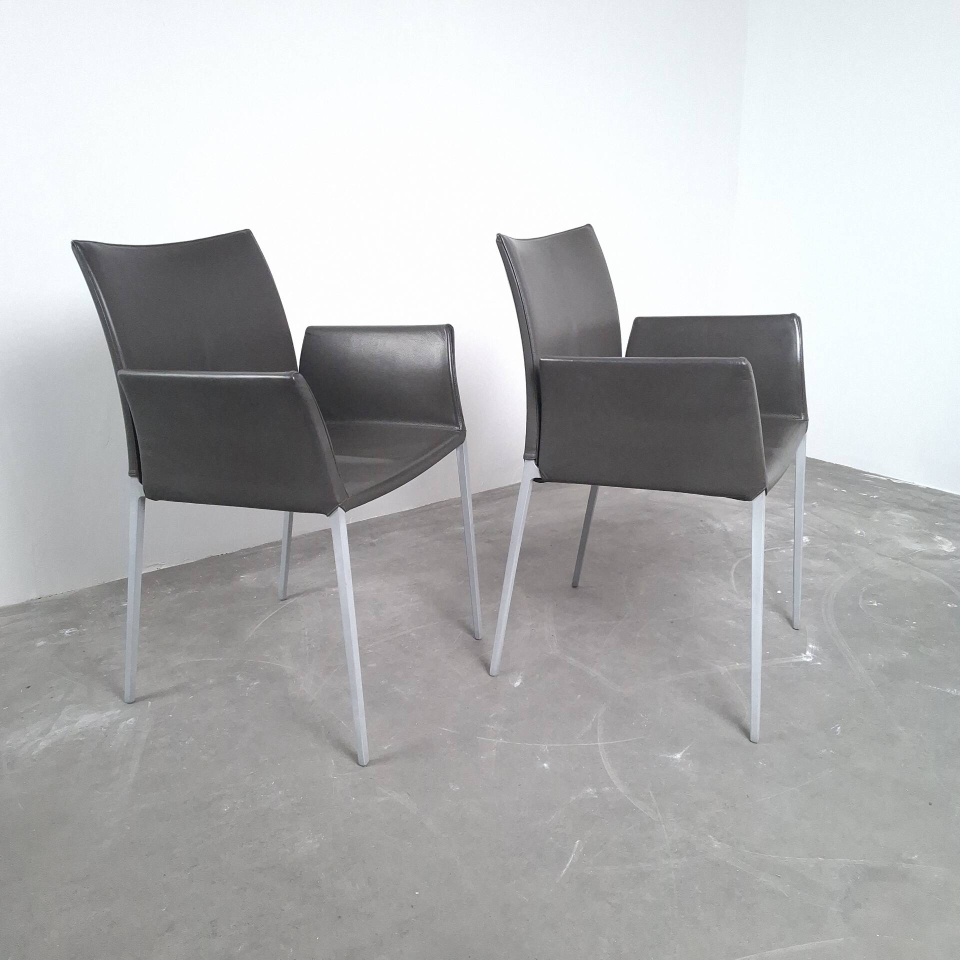 2 chaises à accoudoir Zanotta modèle Lia design de Roberto Barbieri