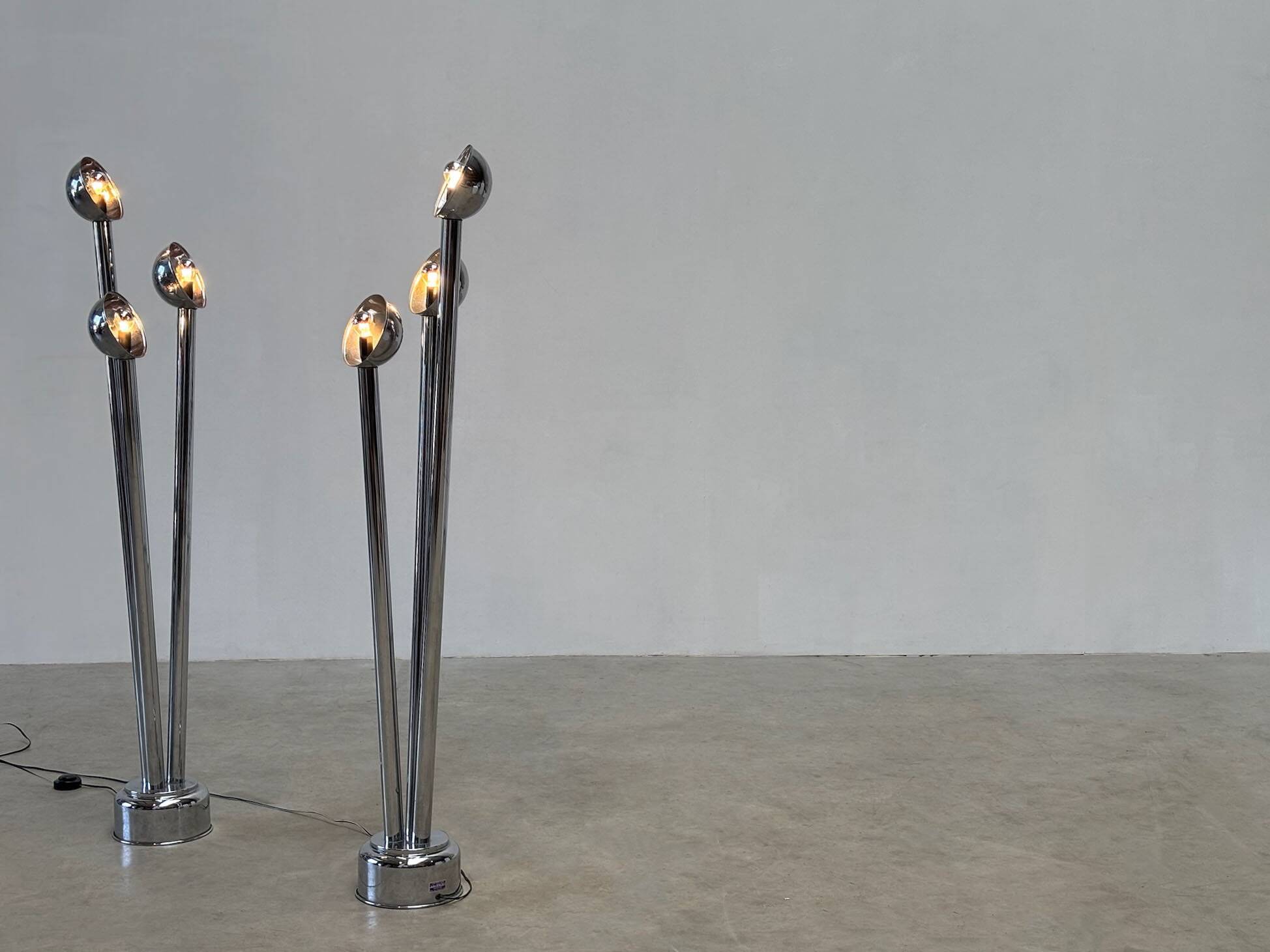 Paire de rares lampadaires chromés de Jules Dewaele