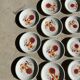 Ensemble vintage d'assiettes porcelaine de Sologne à motif floral stylisé