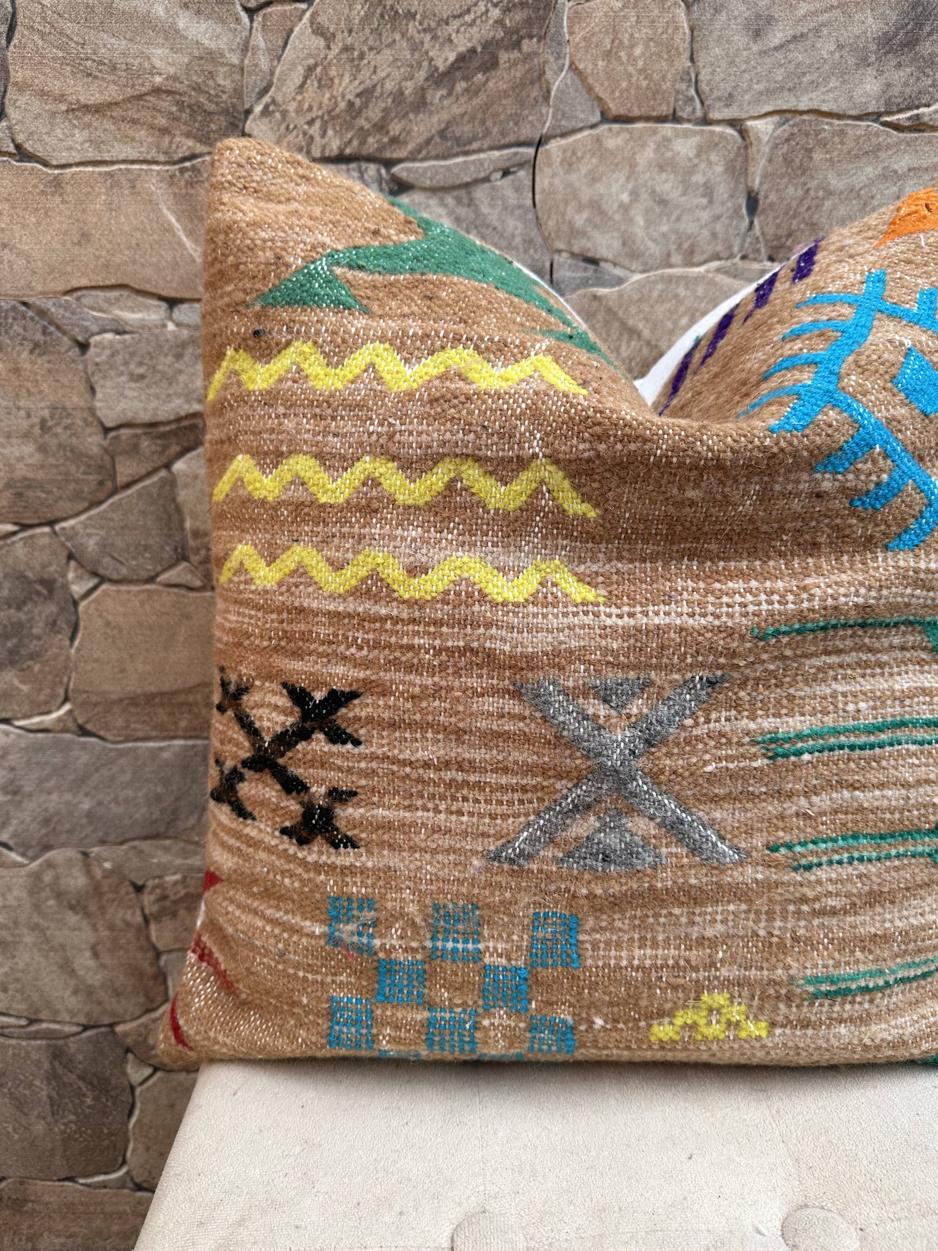 Handmade Moroccan Kilim cushion cover: Bohemian decorative cushion