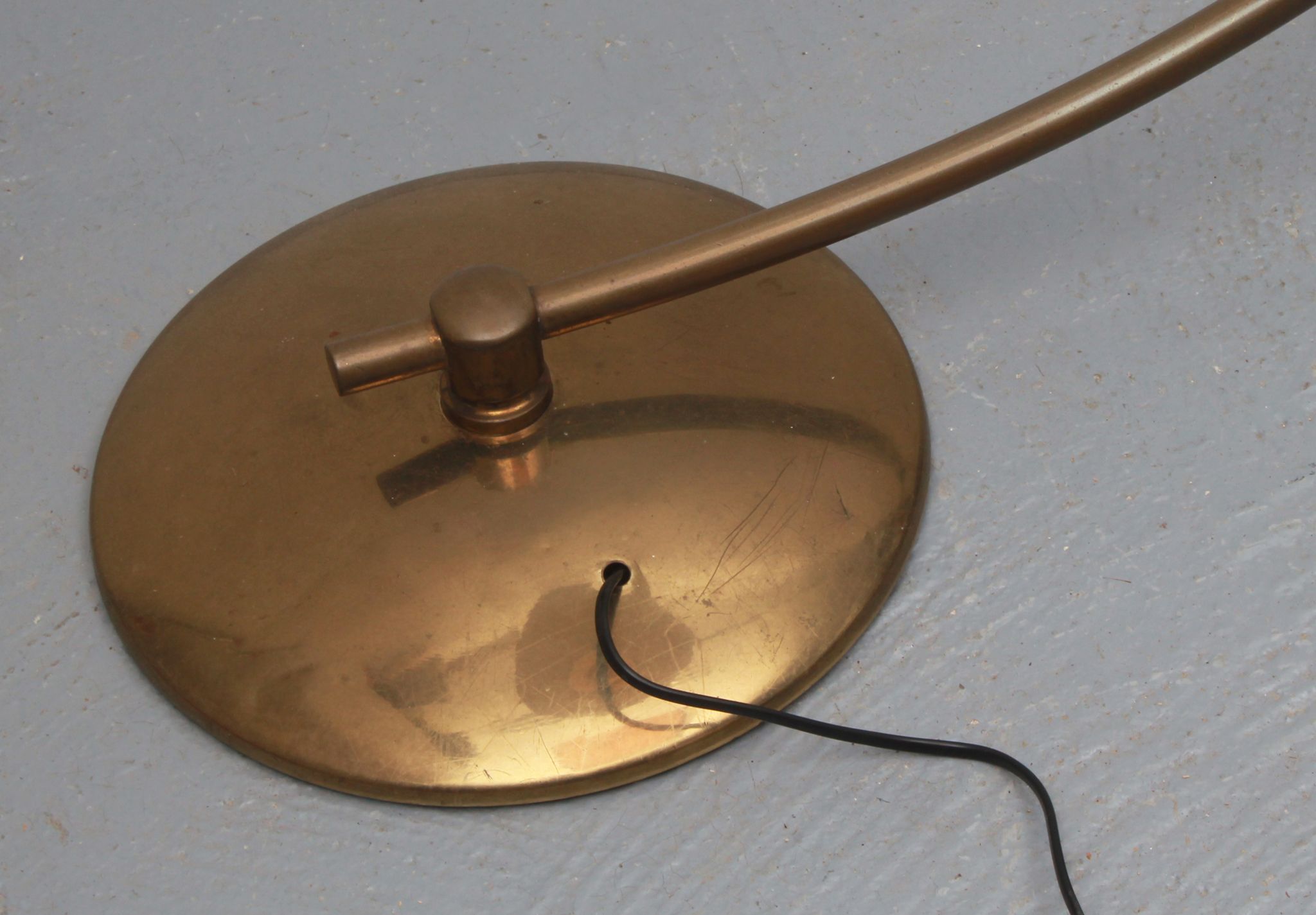Lampadaire des années 1950 en laiton avec abat-jour plisée
