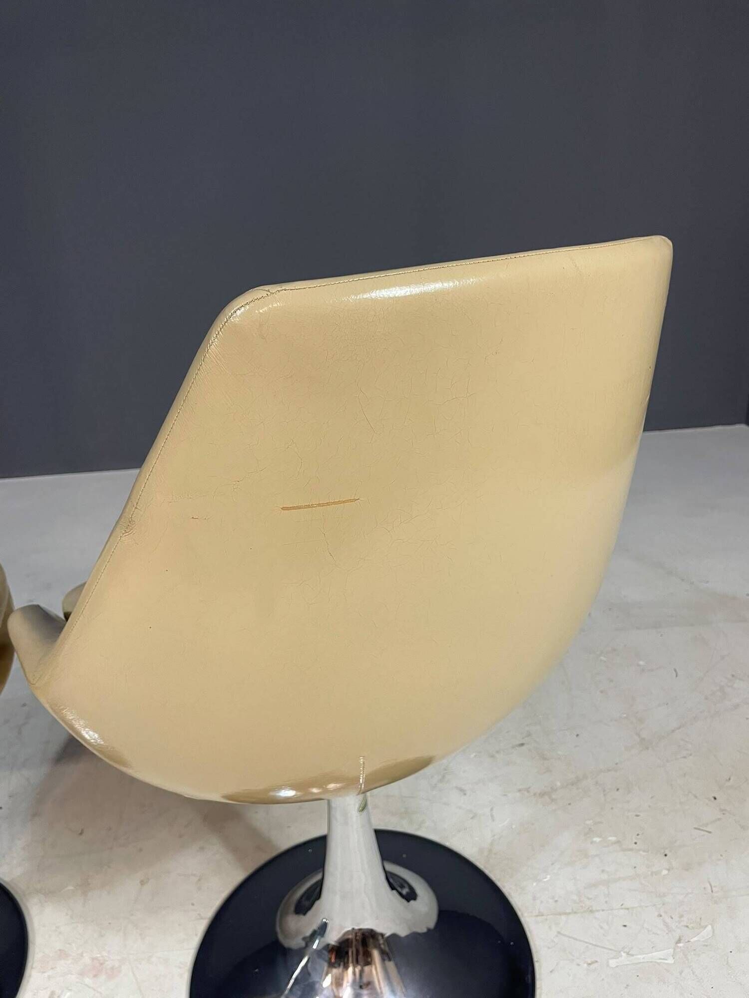 Pair of Beige Swivel Chairs with Chrome Pedestal Bases, France, 1970s, 82 × 55 × 45 cm