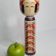 Poupée Kokeshi traditionnelle japonaise signée et numérotée, 31 cm, datée de 1964