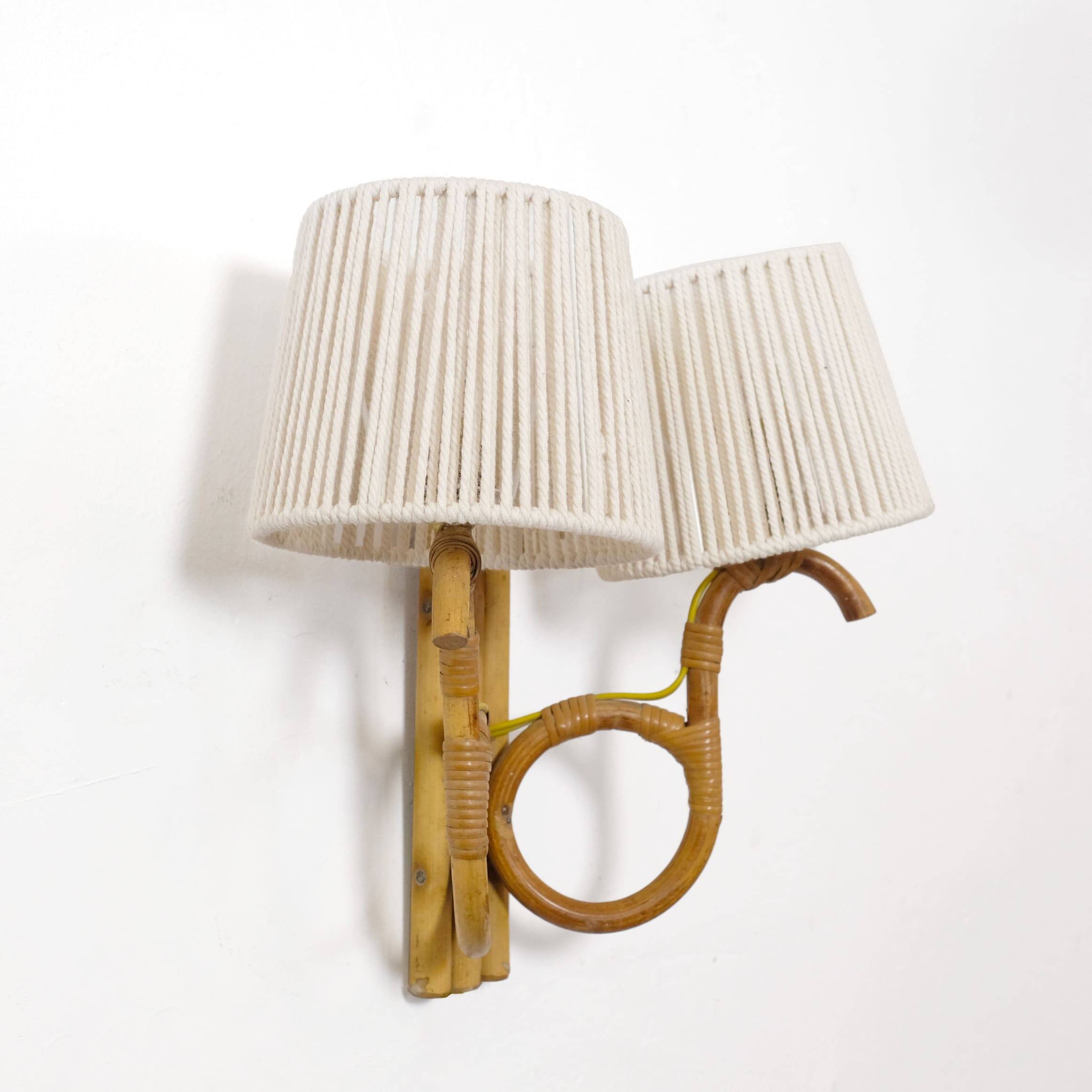 Applique en rotin à 2 feux et ses abat-jour corde, 1960-1970.