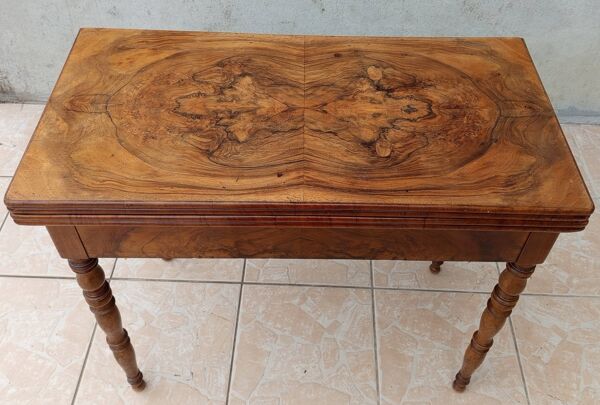Table à jeux Louis Philippe en ronce de noyer