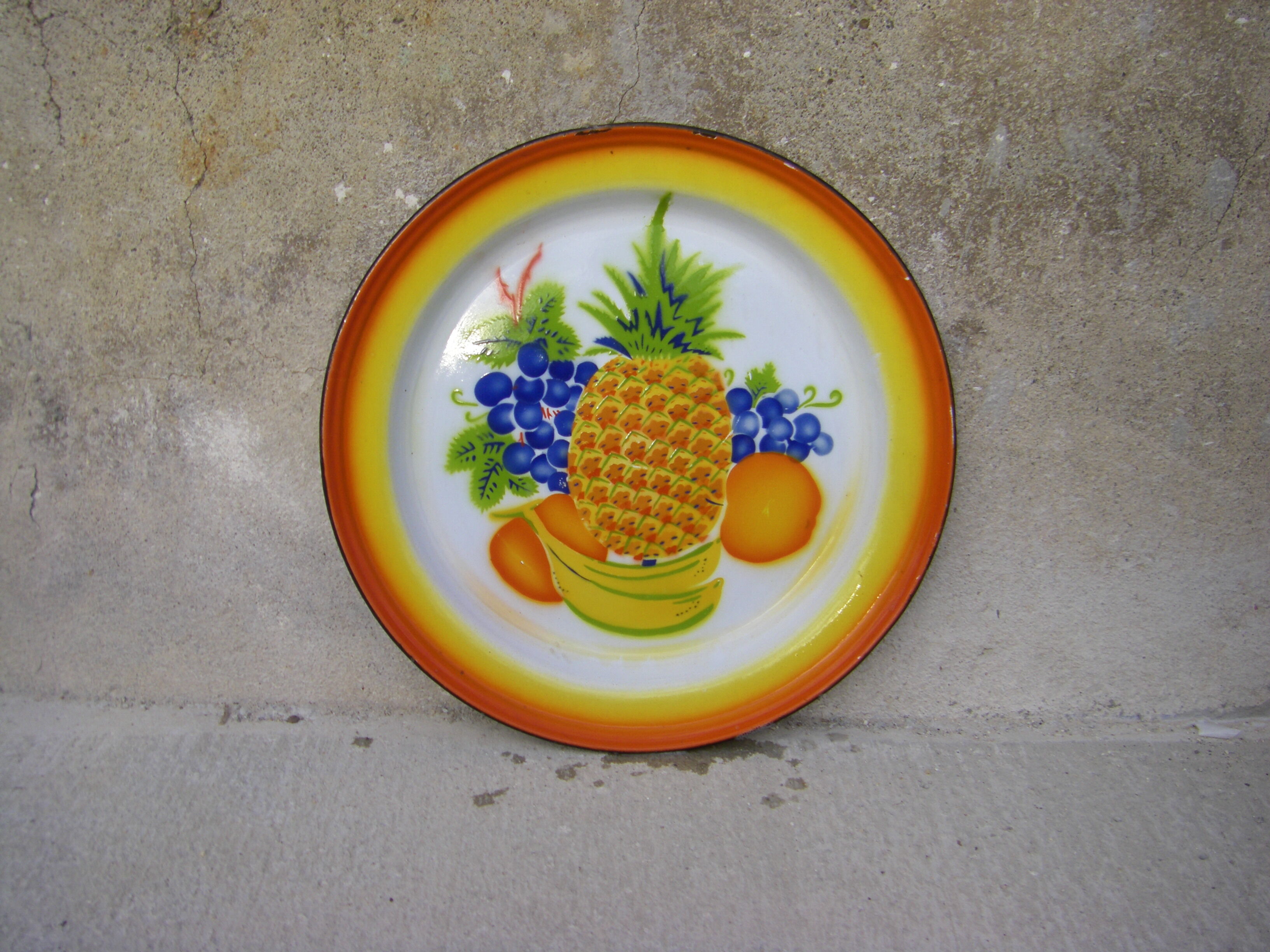 Enamelled dish 50 cm in diameter