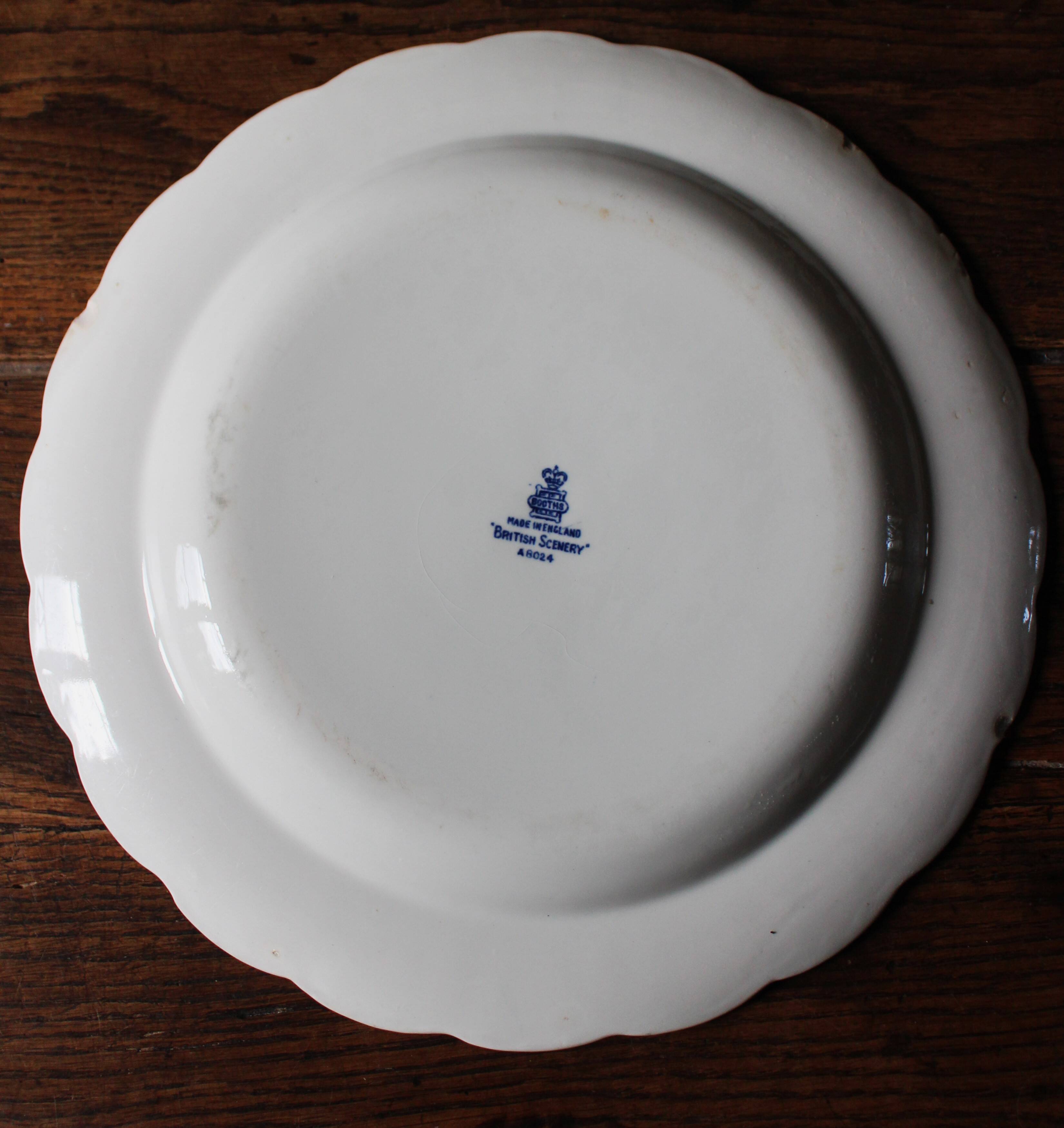 Plat rond festonné bleu faïence anglaise raisins