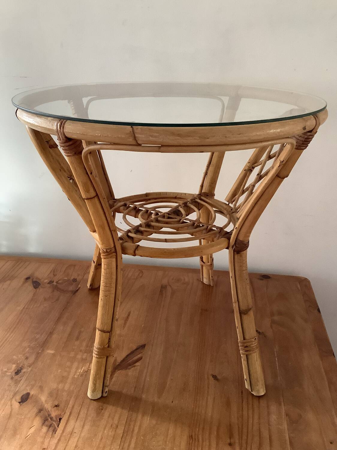Table basse vintage en rotin et verre
